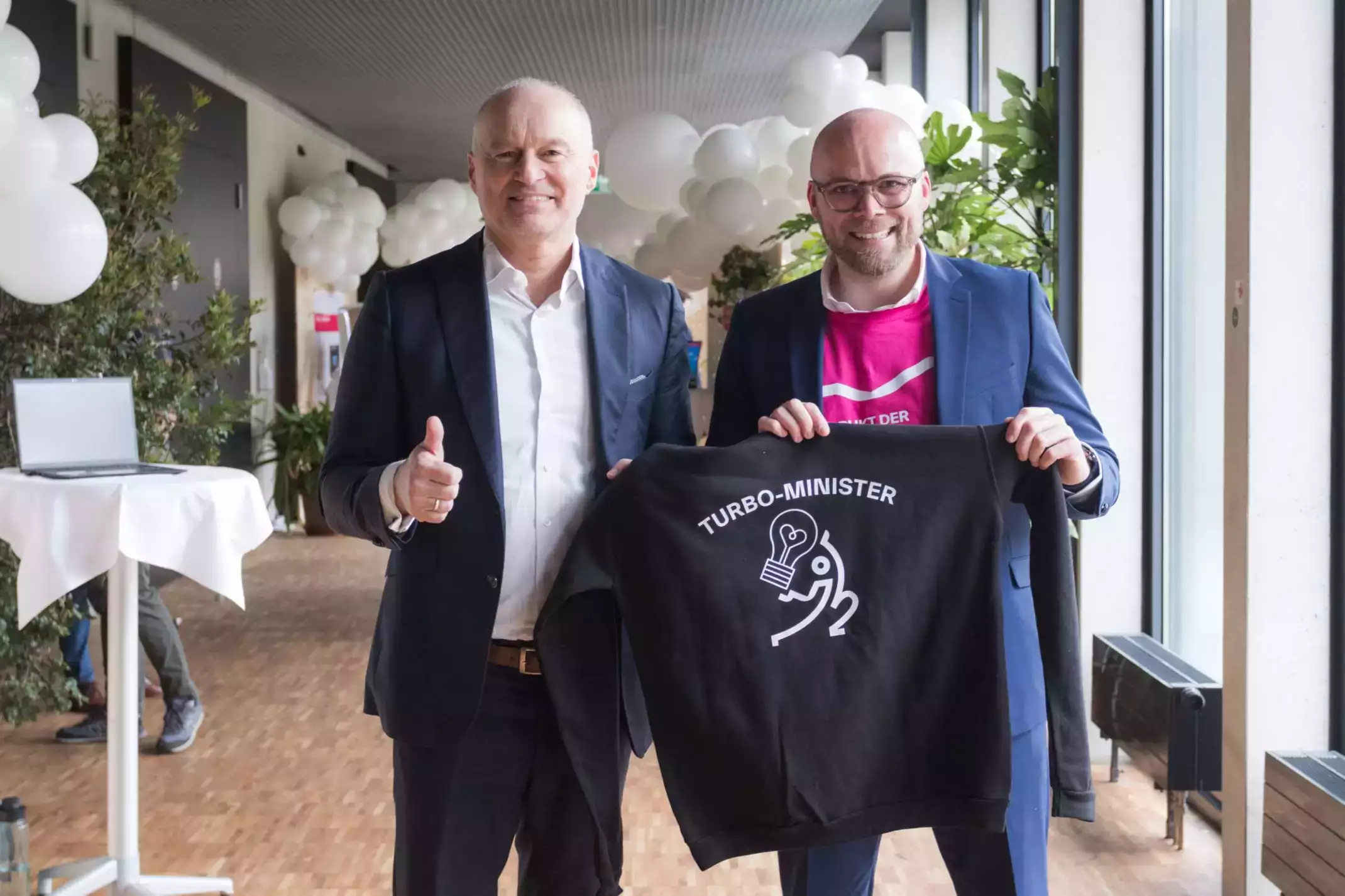 Engagiert an der THA: Präsident Prof. Dr. Gordon Thomas Rohrmair und Staatsminister Dr. Fabian Mehring. Engagiert an der THA: Präsident Prof. Dr. Gordon Thomas Rohrmair und Staatsminister Dr. Fabian Mehring.
