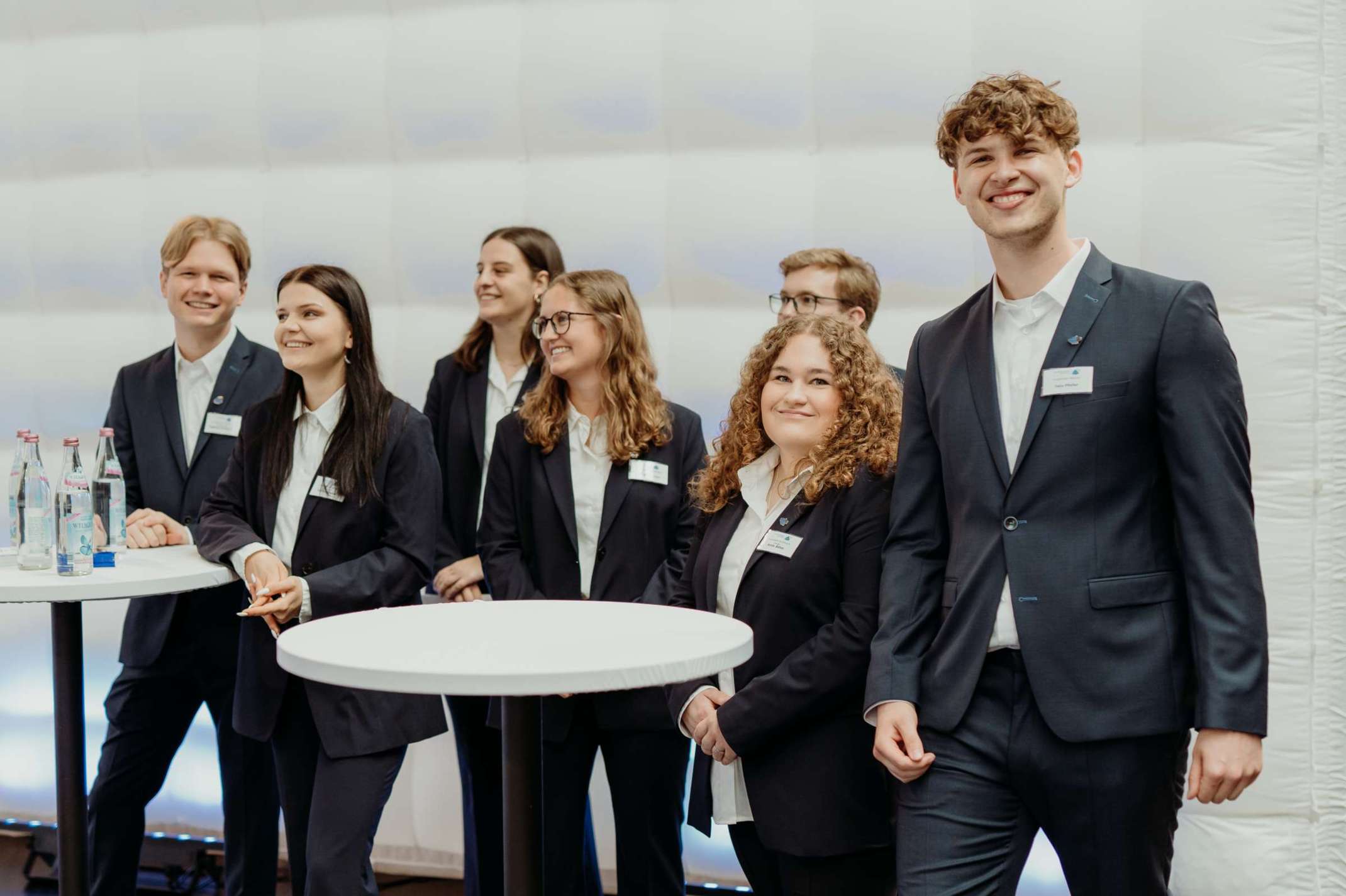 Die studentische Projektleitung kurz vor der Eröffnung des Events (v. l. n. r.): Raphael Schartner, Karina Ignatev, Klara Thiel, Natalie Notzon, Merlin Bürger, Anita Böhm und Felix Pfeifer. Foto: Daniel Thalhofer