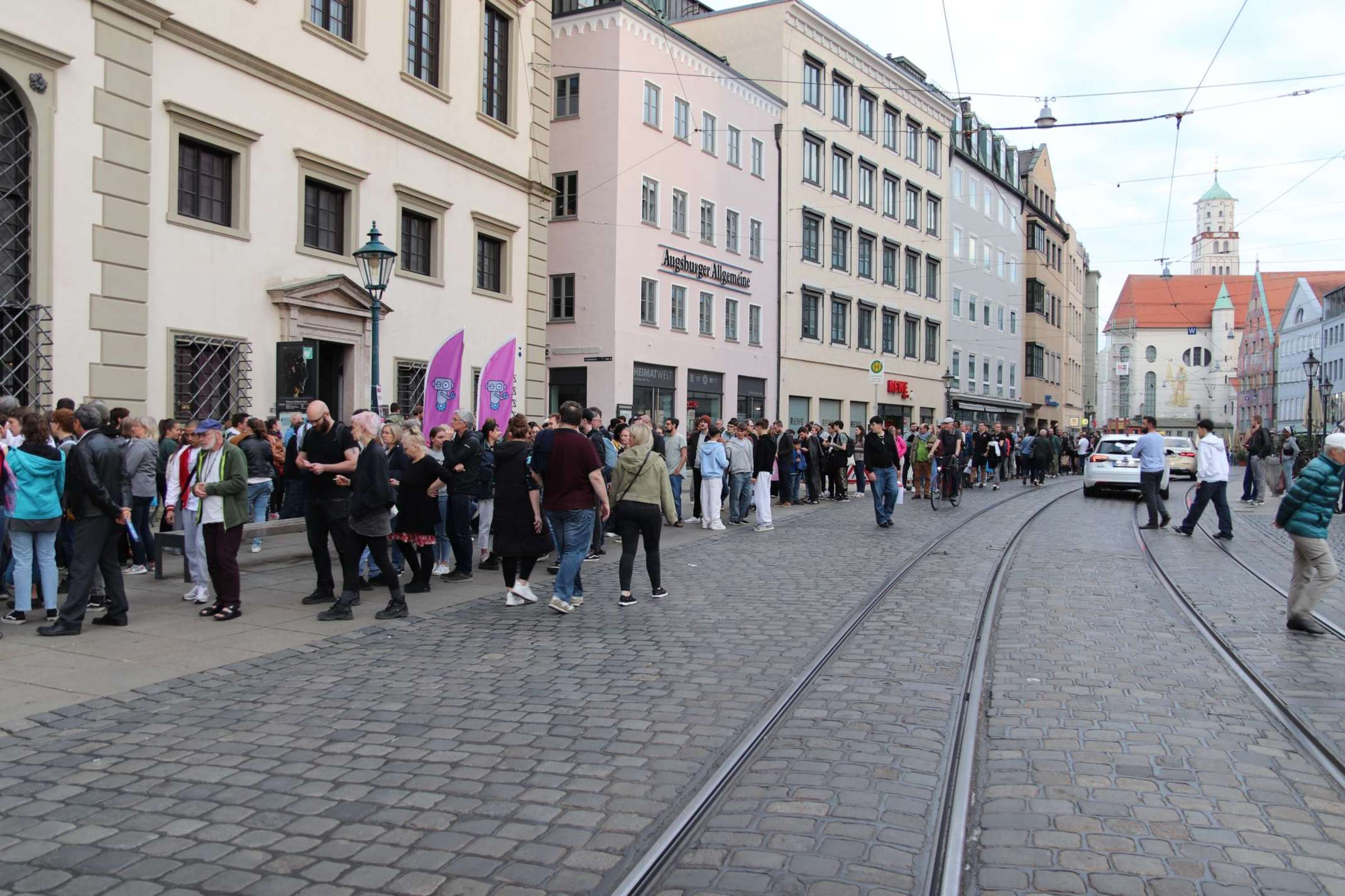 Schlange vor dem Rathaus.