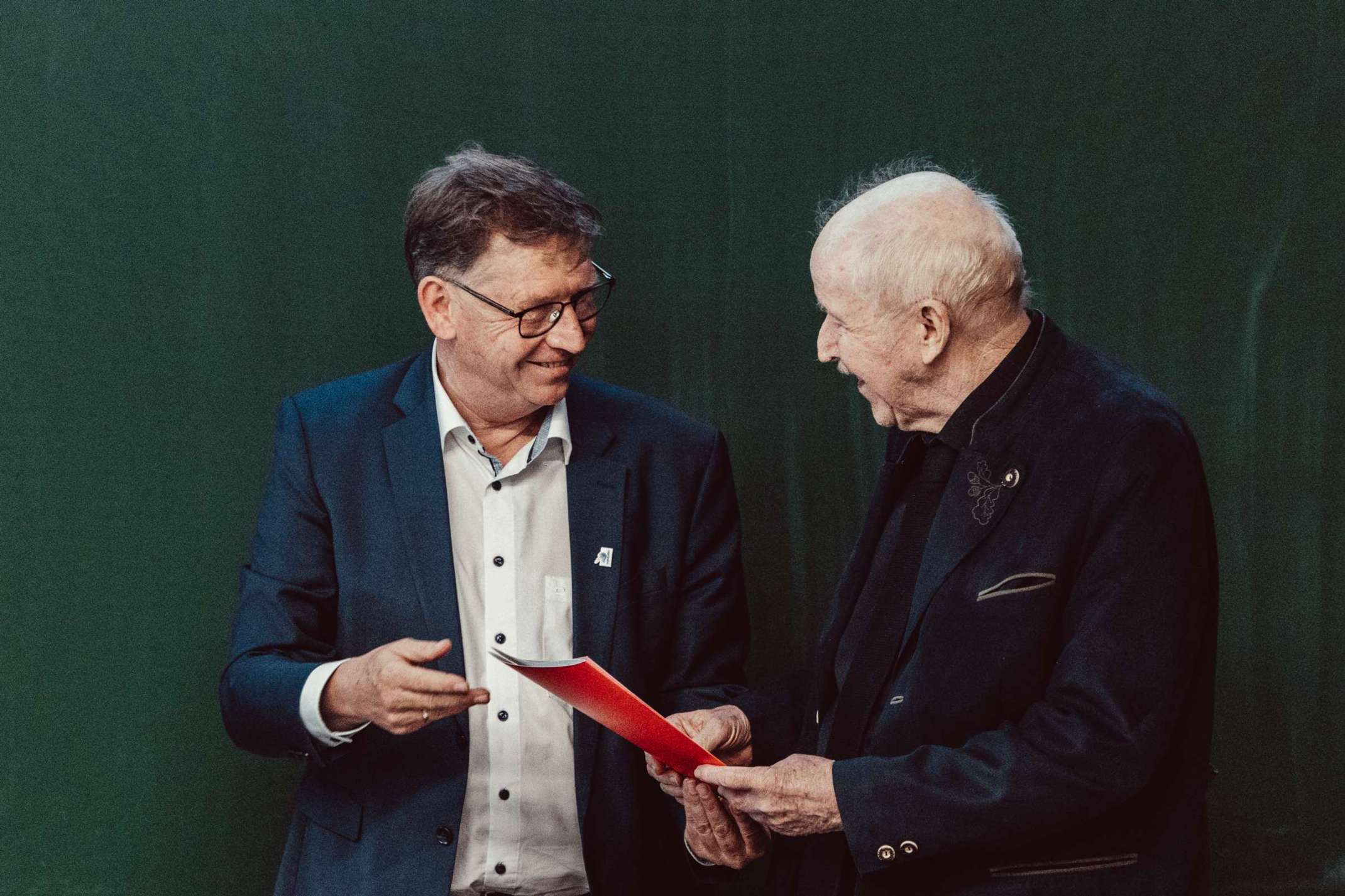 Landrat Stefan Rößle überreicht Prof. Dr.-Ing. Manfred Hirt (rechts) die Ernennungsurkunde zum Ehrenvorsitzenden des Kuratoriums der Technischen Hochschule Augsburg. 