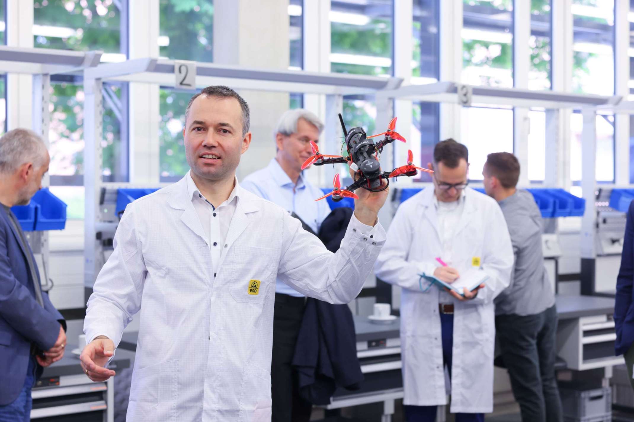 Prof. Braunreuther präsentiert die Drohne, das exemplarische Produkt des OITC.