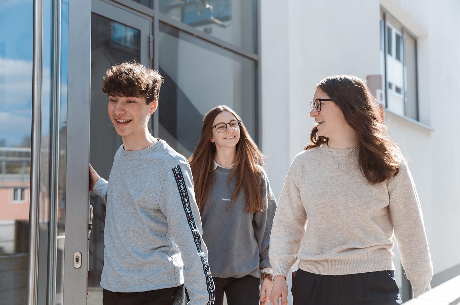 Studentinnen und Student vor dem Laborgebäude