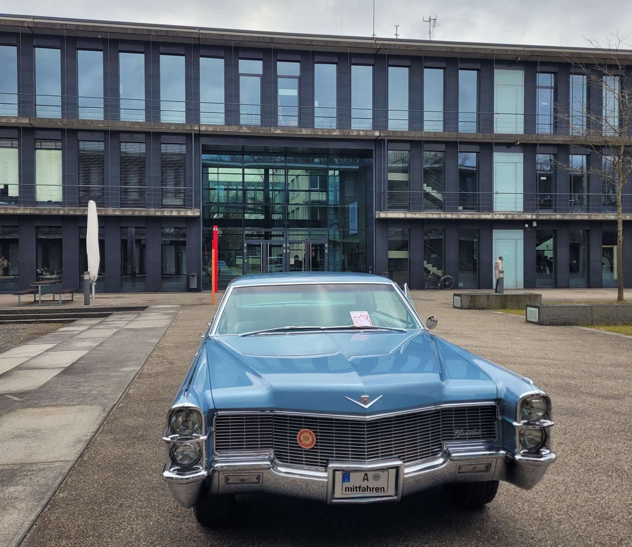 Ein Fahrgemeinschaftsauto mit Link zur Registrierung Ein Fahrgemeinschaftsauto mit Link zur Registrierung