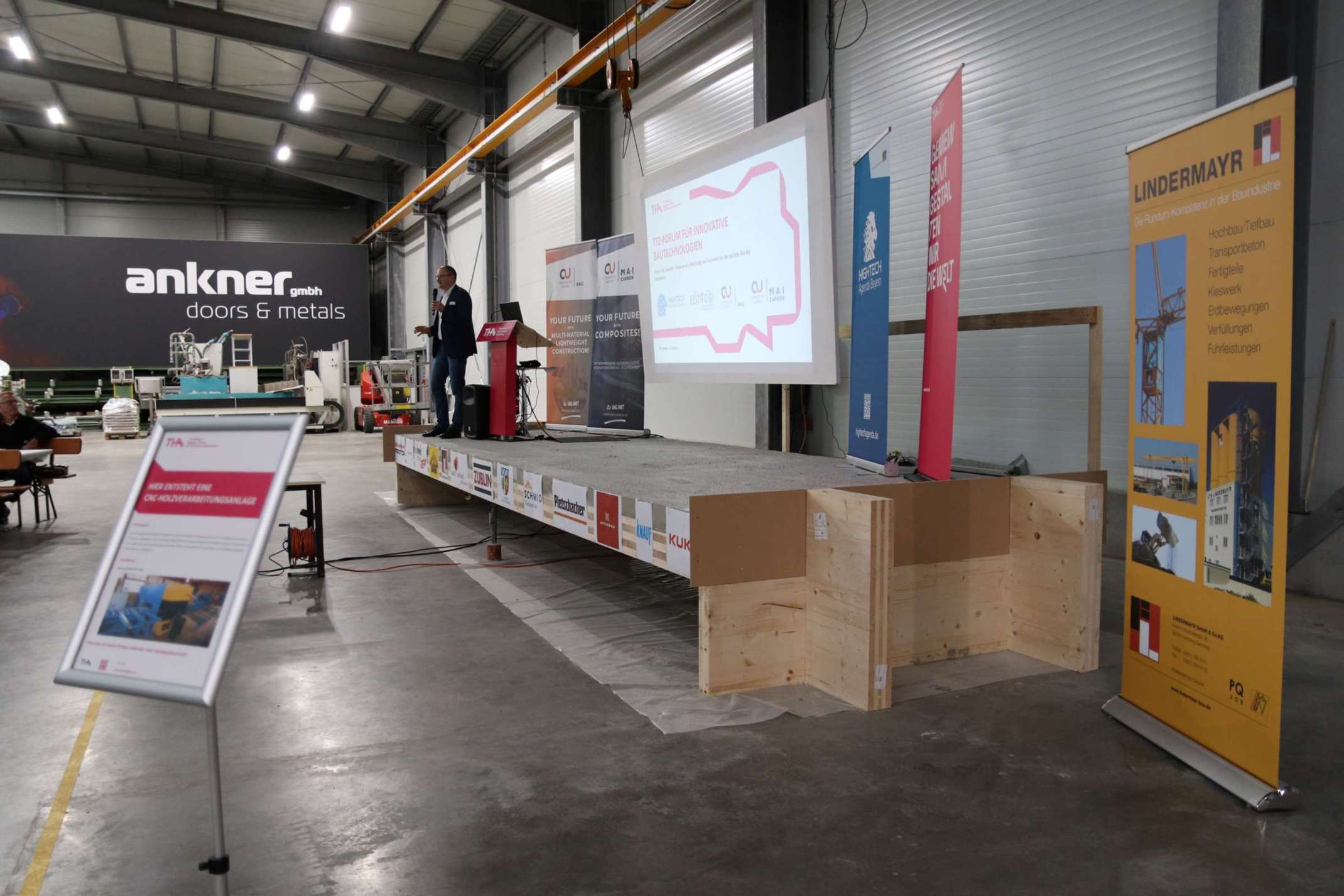 Die Bühne war in Holz-Beton-Verbundbauweise für das TTZ-Forum für innovative Bautechnologien 2024 konstruiert Die Bühne war in Holz-Beton-Verbundbauweise für das TTZ-Forum für innovative Bautechnologien 2024 konstruiert