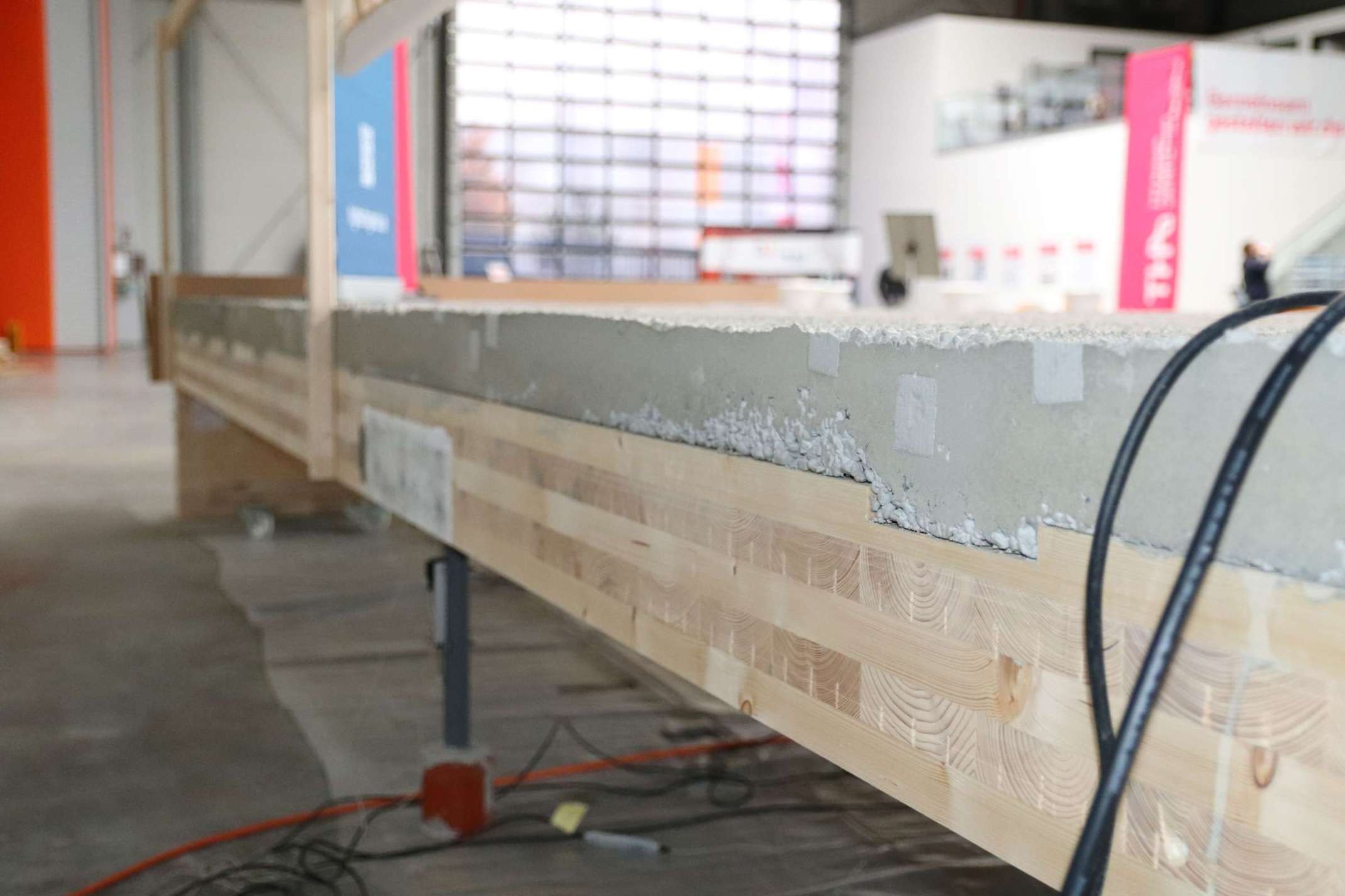 In Holz-Beton-Verbund-Bauweise konstruiert: Die Bühne des TTZ Forums für innovative Bautechnologien In Holz-Beton-Verbund-Bauweise konstruiert: Die Bühne des TTZ Forums für innovative Bautechnologien