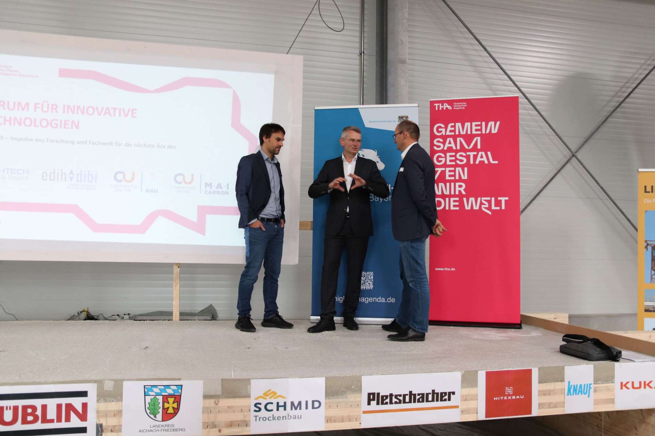 Landtagsabgeordneter Peter Tomaschko (Mitte) im Gespräch mit den wissenschaftlichen Leitern des TTZ Aichach, Prof. Dr.-Ing. Christopher Robeller (links) und Prof. Dr.-Ing. Sergej Rempel Landtagsabgeordneter Peter Tomaschko (Mitte) im Gespräch mit den wissenschaftlichen Leitern des TTZ Aichach, Prof. Dr.-Ing. Christopher Robeller (links) und Prof. Dr.-Ing. Sergej Rempel