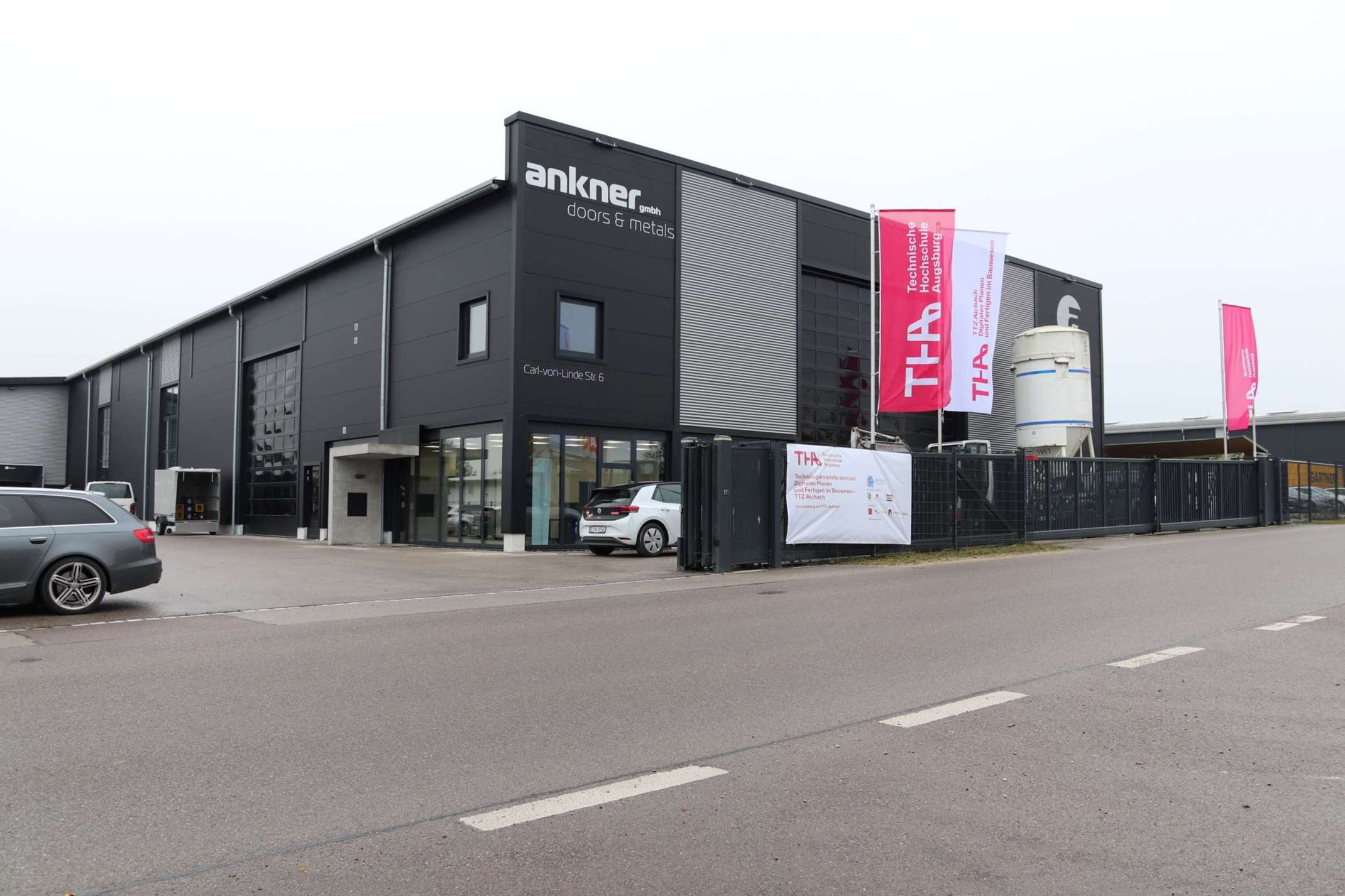 Die Halle des TTZ Aichach im interkommunalen Gewerbegebiet „Acht/300 Gewerbepark Aichach Dasing“ Die Halle des TTZ Aichach im interkommunalen Gewerbegebiet „Acht/300 Gewerbepark Aichach Dasing“