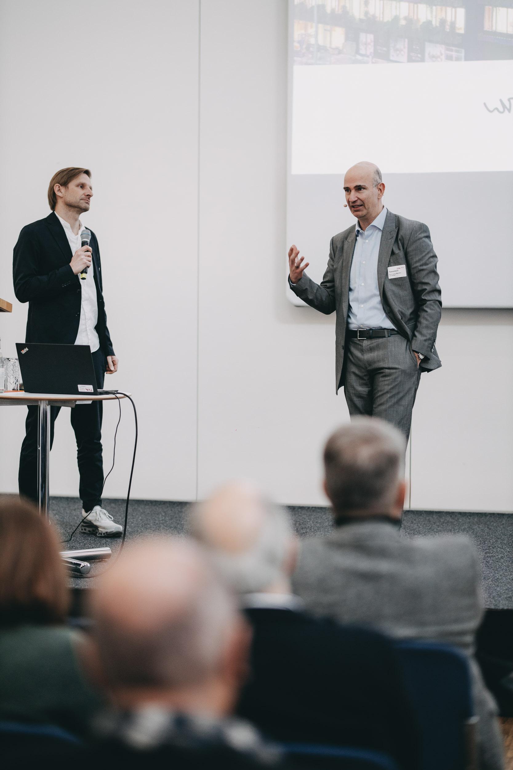 Prof. Dr. Timo Schmidt, TH Augsburg, und Prof. Dr. Lucio Blandini machen den Auftakt bei der Tagung Fassade 25. Prof. Dr. Timo Schmidt, TH Augsburg, und Prof. Dr. Lucio Blandini machen den Auftakt bei der Tagung Fassade 25.