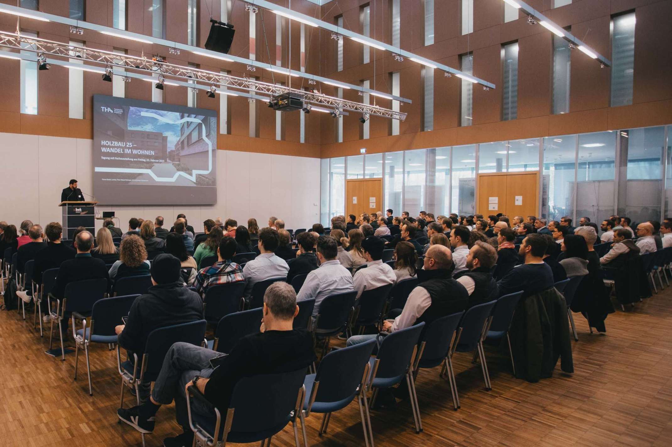 Voll besetztes Auditorium in der Handwerkskammer für Schwaben, Augsburg, bei der Tagung Holzbau 25. Foto: Matthias Leo. Voll besetztes Auditorium in der Handwerkskammer für Schwaben, Augsburg, bei der Tagung Holzbau 25. Foto: Matthias Leo.