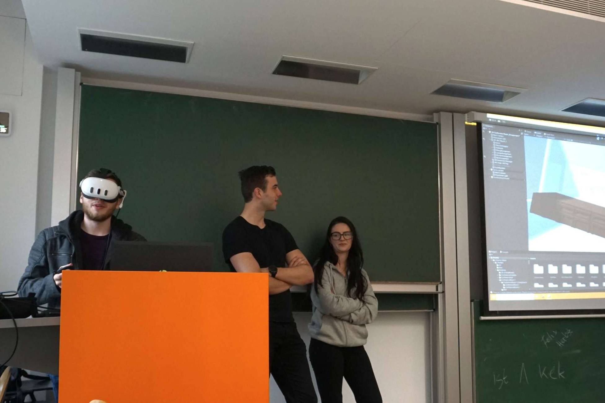 Studienerende bei Präsentation 