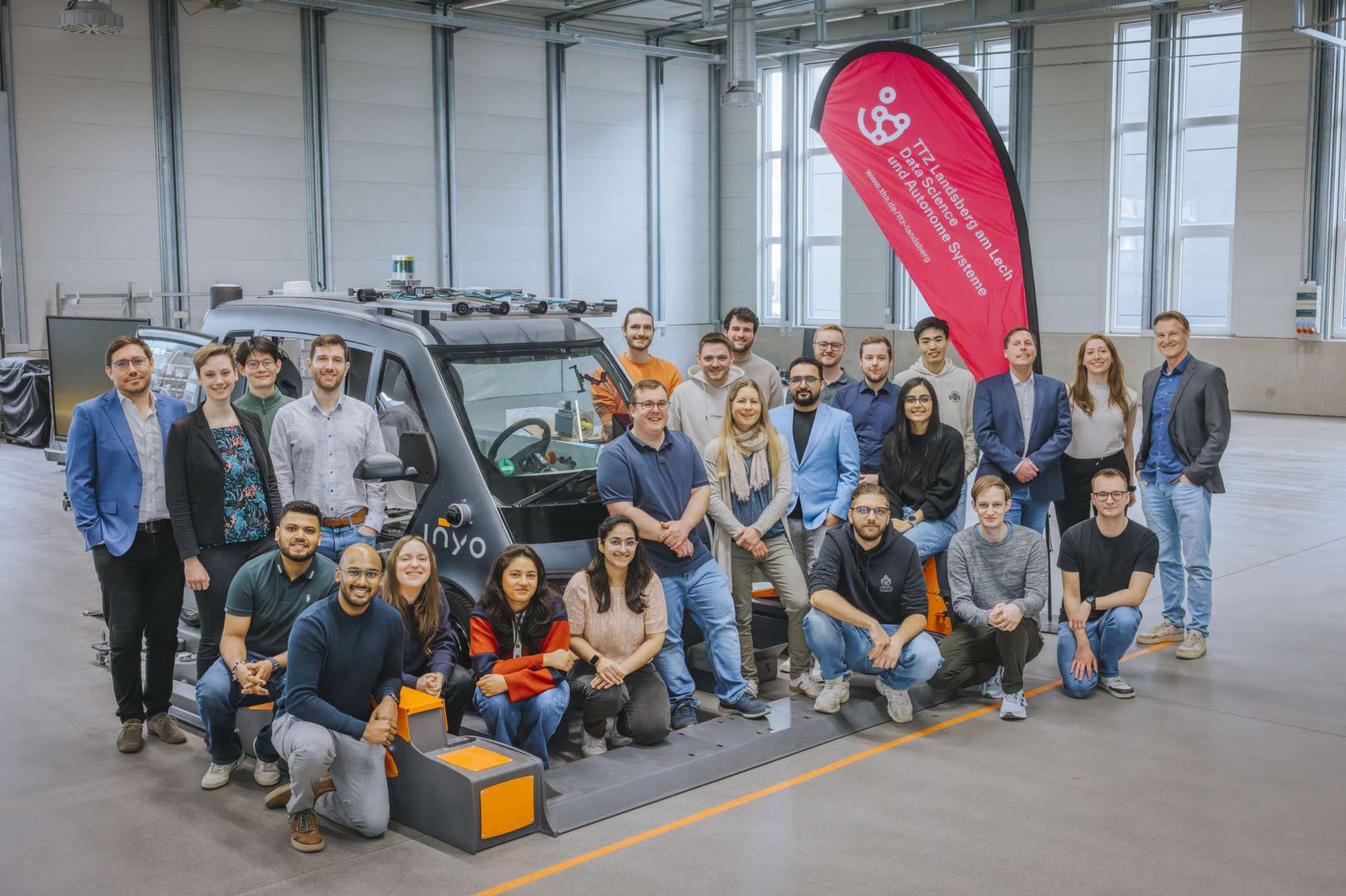 Das gesamte Team des TTZ Landsberg am Lech vor dem Standort "Am Papierbach". © Jessica Hövelborn