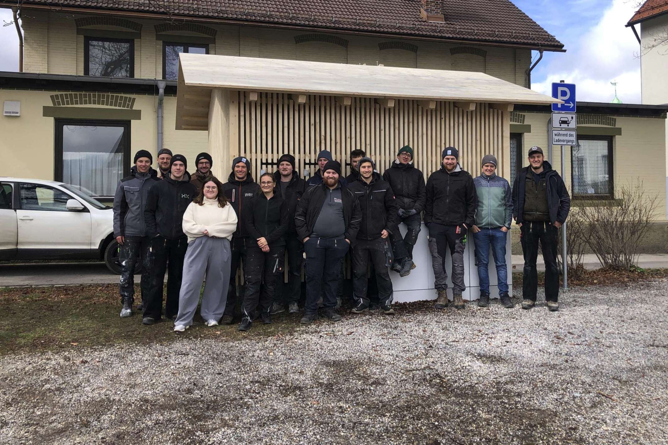 Gruppenfoto vor Trafohäuschen