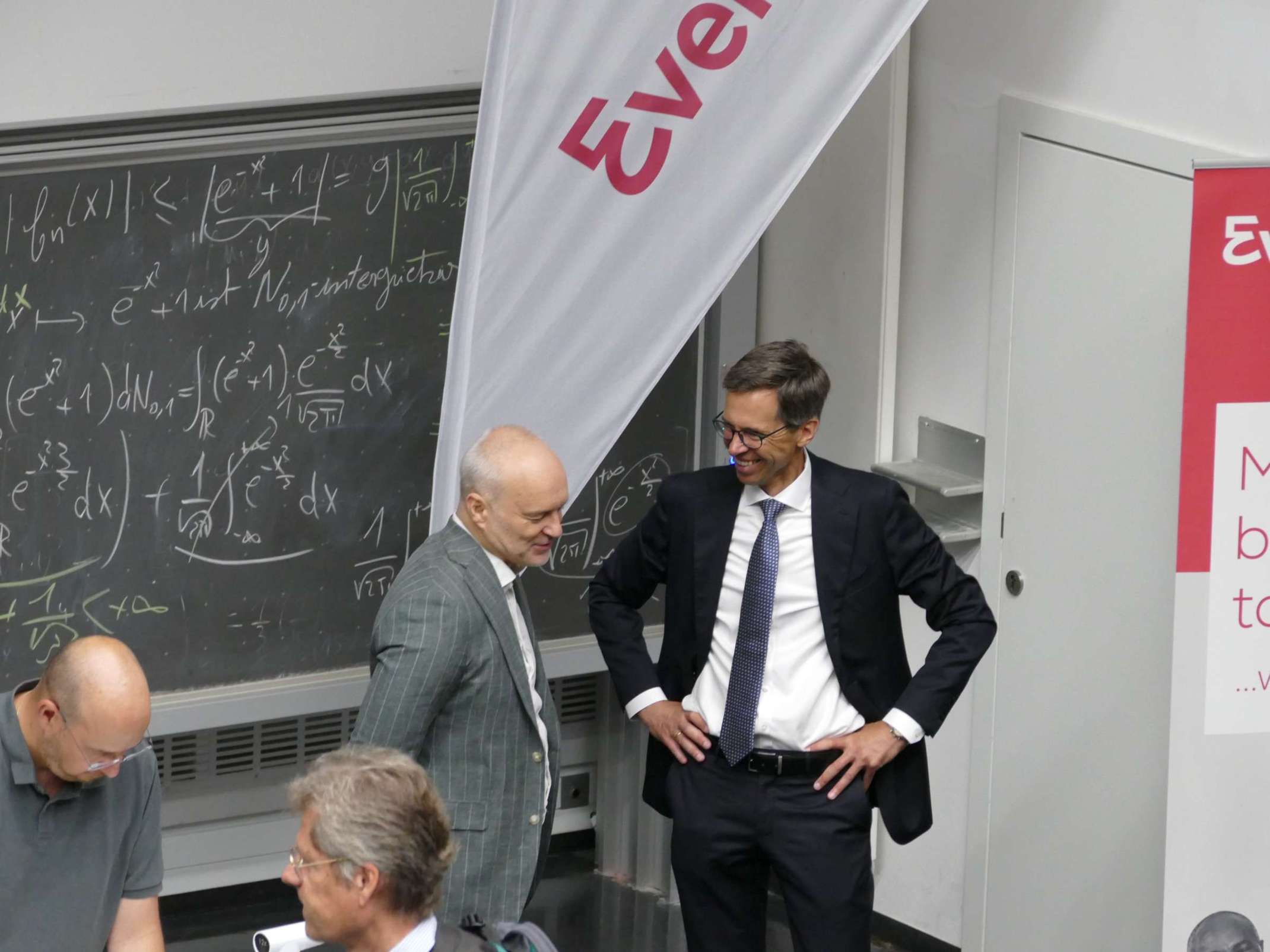 ARC 2025: (von links) Präsident der THA, Prof. Dr. Dr. h.c. Gordon Thomas Rohrmair, im Gespräch mit Dr. Gunnar Stiesch von der Firma Everllence, Keynote-Speaker der ARC 2025