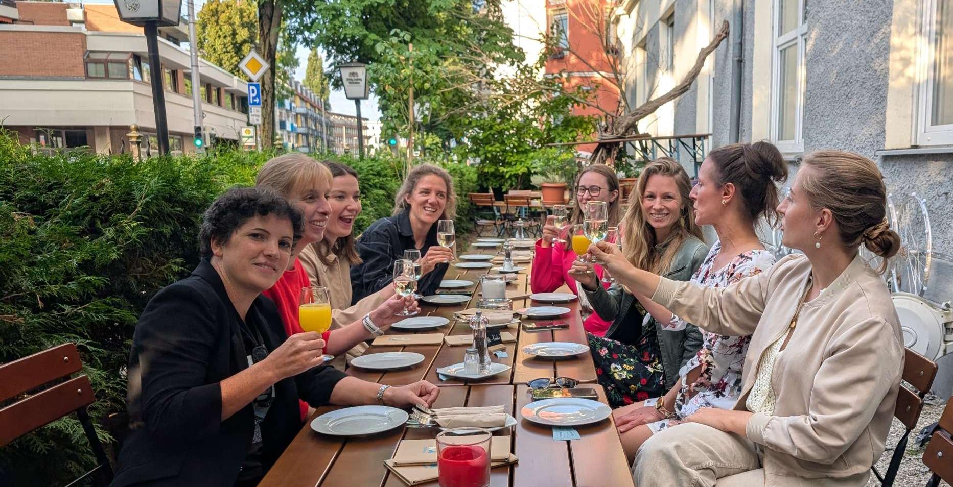 HerVenture Team beim gemeinsamen Abendessen im Restaurant Rheingold 
