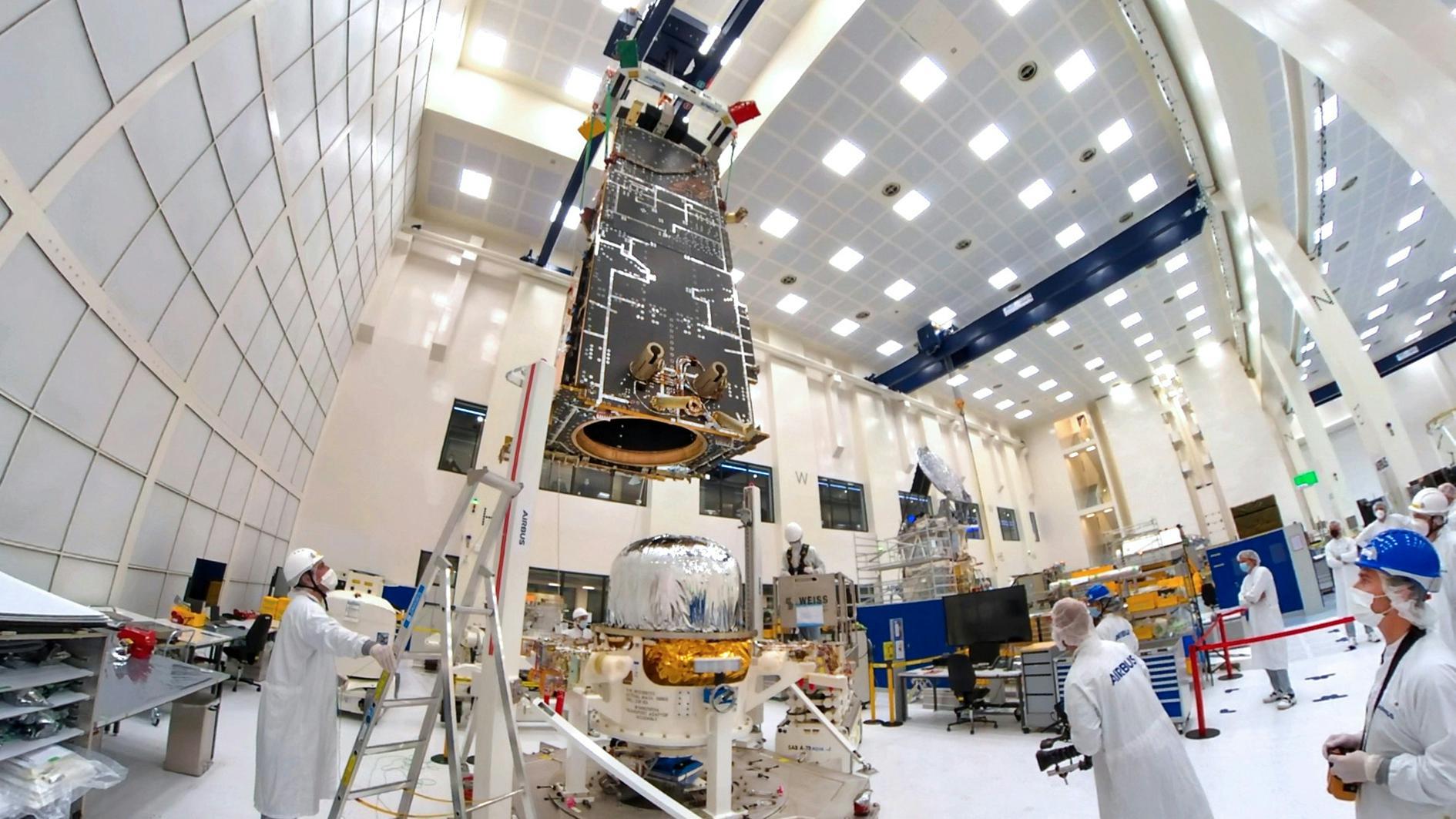 Cleanroom bei Airbus Defence and Space in Friedrichshafen