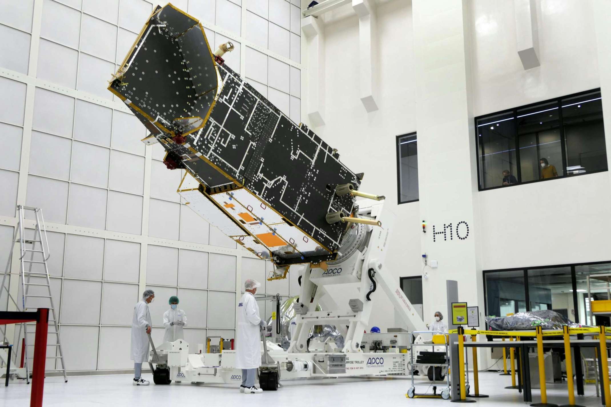 Cleanroom bei Airbus Defence and Space in Friedrichshafen
