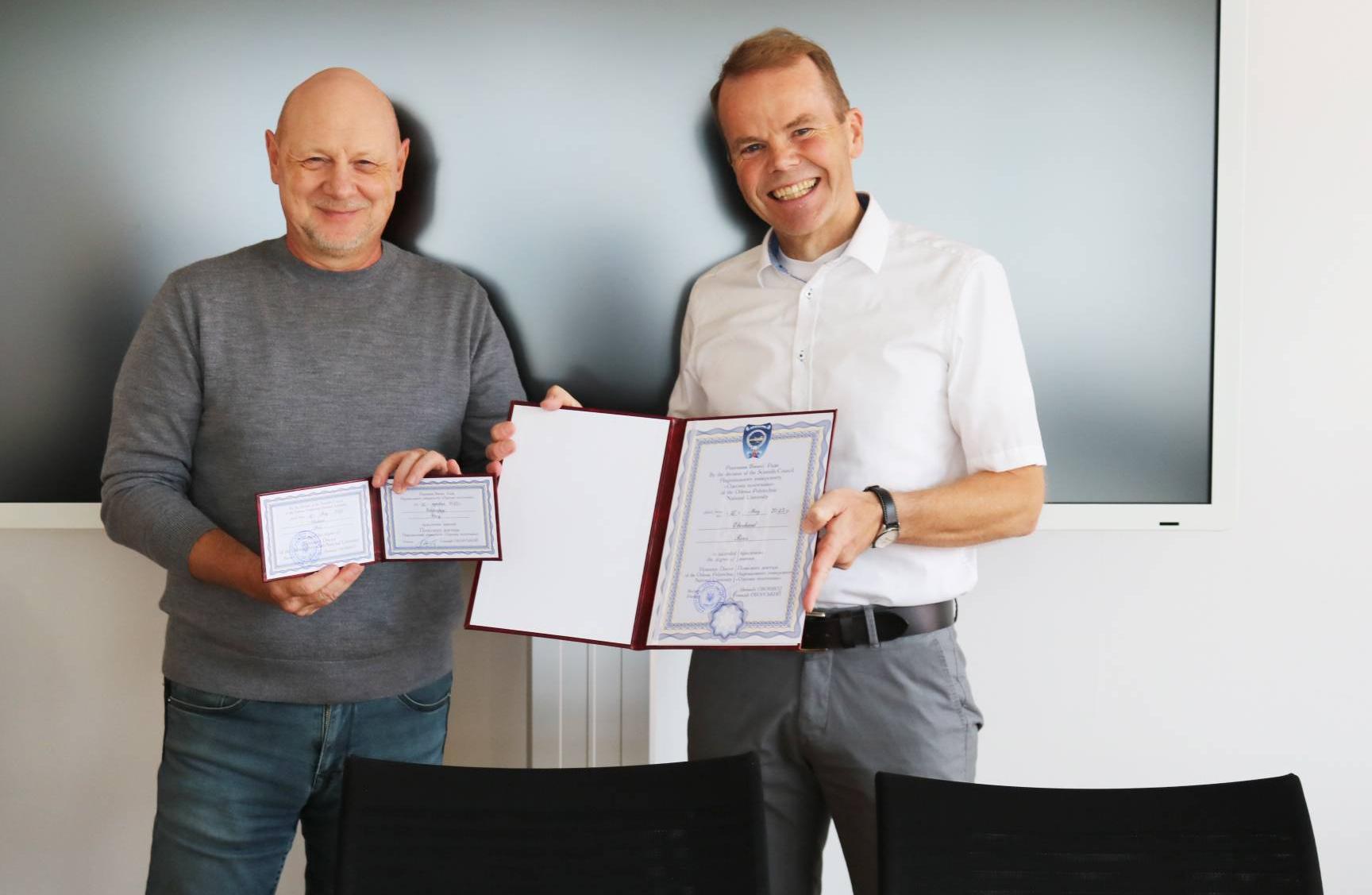 Urkundenübergabe „Doktor honoris causa“ an Prof. Eberhard Roos durch Prof. Mykhaylo Lobachev. 