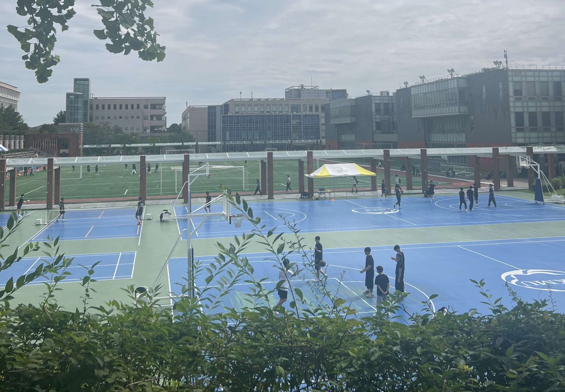 Fußball- und Tennisplatz