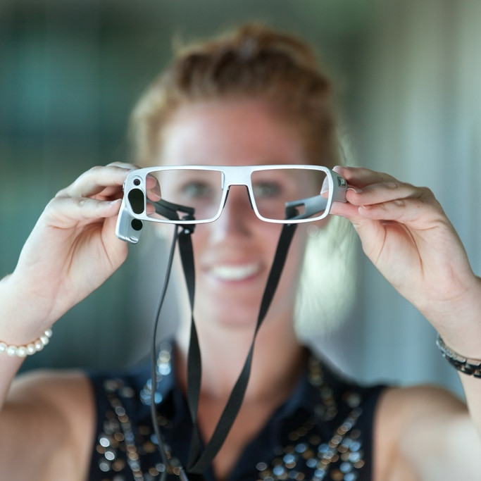 Studentin mit Eye Tracking Brille