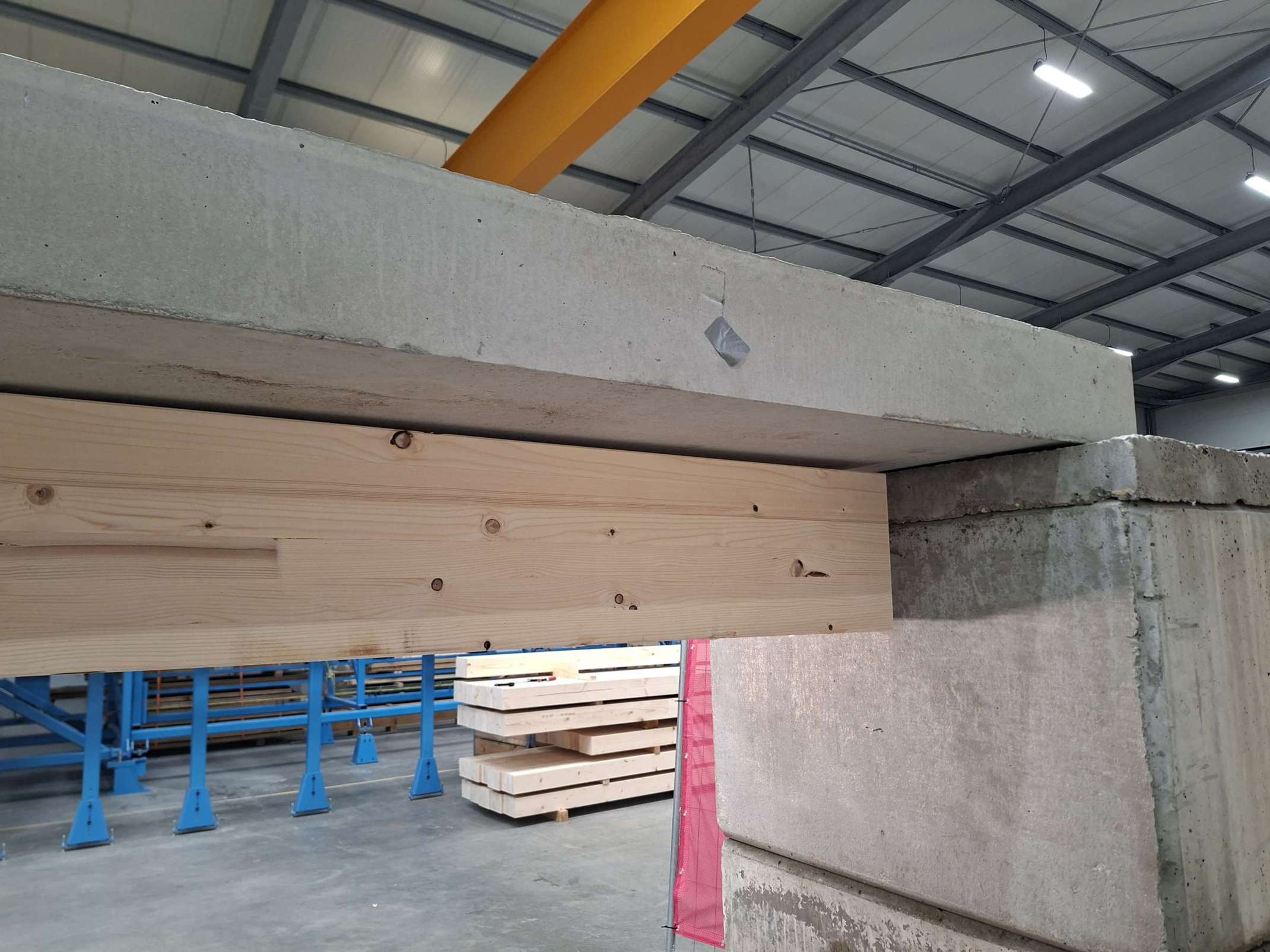 Im TTZ Aichach wird ein innovatives Verstärkungssystem aus Holzquerschnitt für bestehende Stahlbetonbauteile entwickelt. Bild: Julian Frede