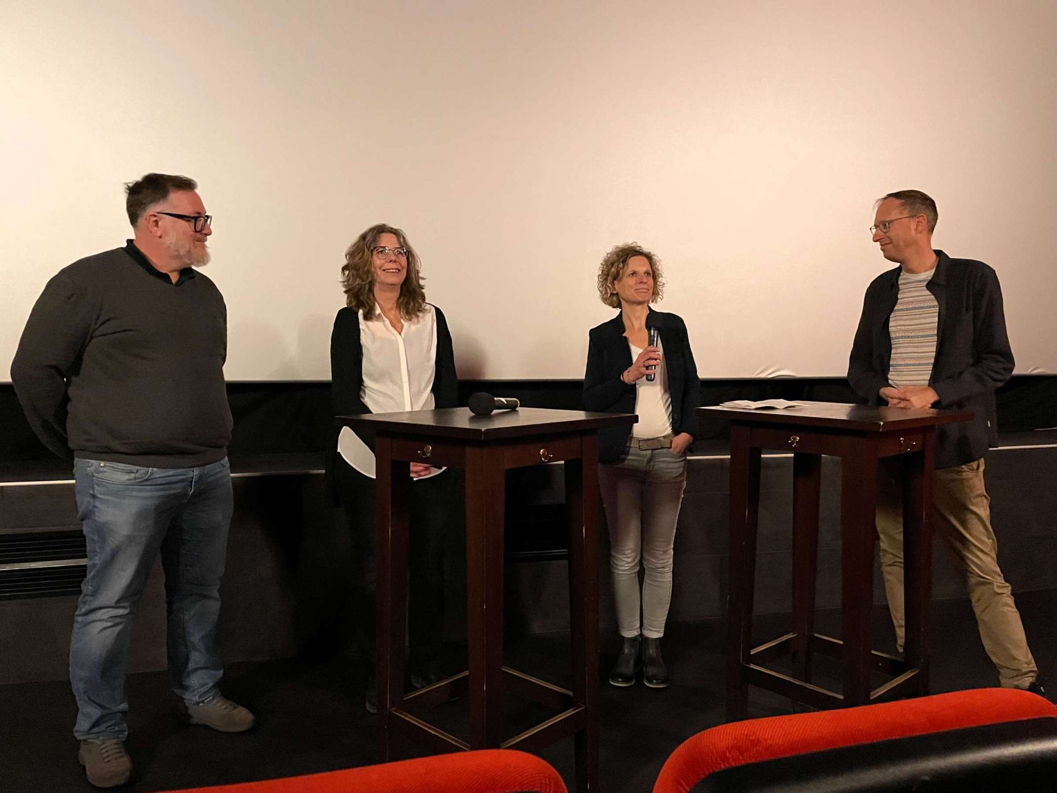 Fachaustausch zu Themen aus dem Film – v. rechts Michael Wagner, Dr. Inga Wischmeier, Prof.in Dr.in Nicole Klinkhammer & Daniel Abma Fachaustausch zu Themen aus dem Film – v. rechts Michael Wagner, Dr. Inga Wischmeier, Prof.in Dr.in Nicole Klinkhammer & Daniel Abma