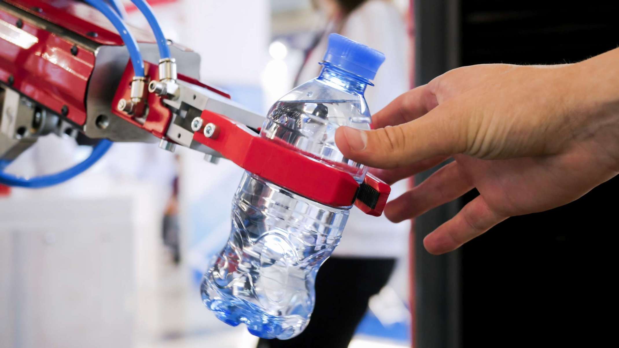 Roboter gibt Wasserflasche weiter Roboter gibt Wasserflasche weiter
