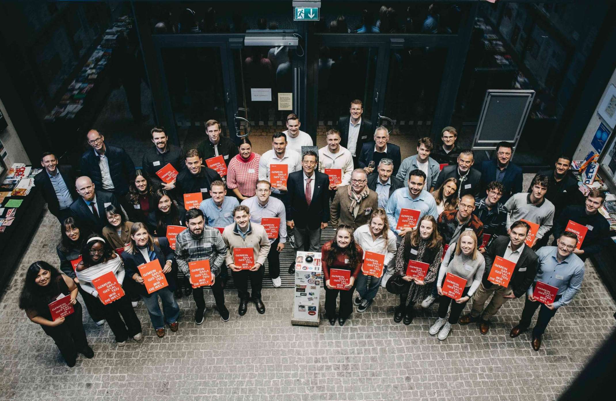 Stipendiatinnen und Stipendiaten mit Stipendiengebern bei der Stipendienverleihung 2025