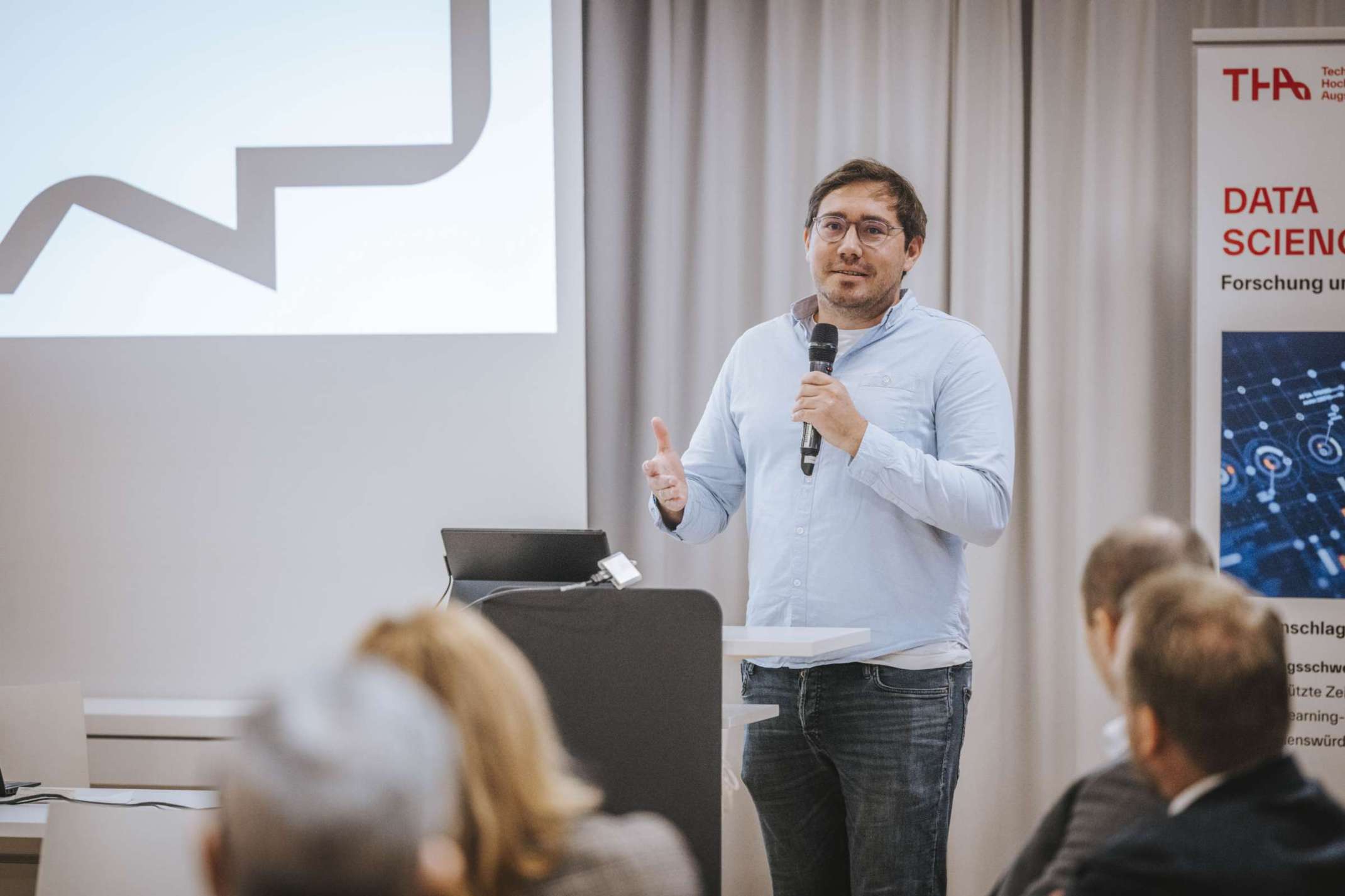 Prof. Dr. Sebastian Dorn, wissenschaftlicher Leiter für Data Science des TTZ Landsberg, stellt die Anwendungsfelder und Success Storys von Sprachmodellen vor. Prof. Dr. Sebastian Dorn, wissenschaftlicher Leiter für Data Science des TTZ Landsberg, stellt die Anwendungsfelder und Success Storys von Sprachmodellen vor.