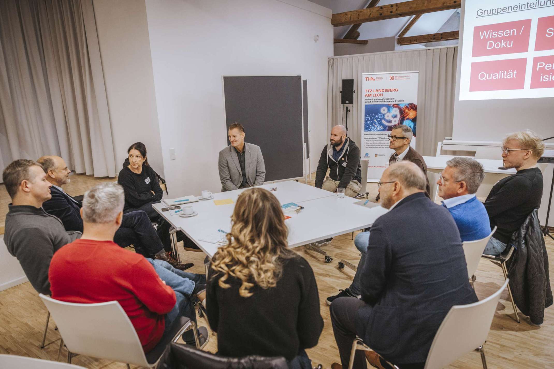 Unternehmensvertreter sammeln gemeinsame Herausforderungen und entwickeln Ideen für die Anwendung von Sprachmodellen (1) Unternehmensvertreter sammeln gemeinsame Herausforderungen und entwickeln Ideen für die Anwendung von Sprachmodellen (1)