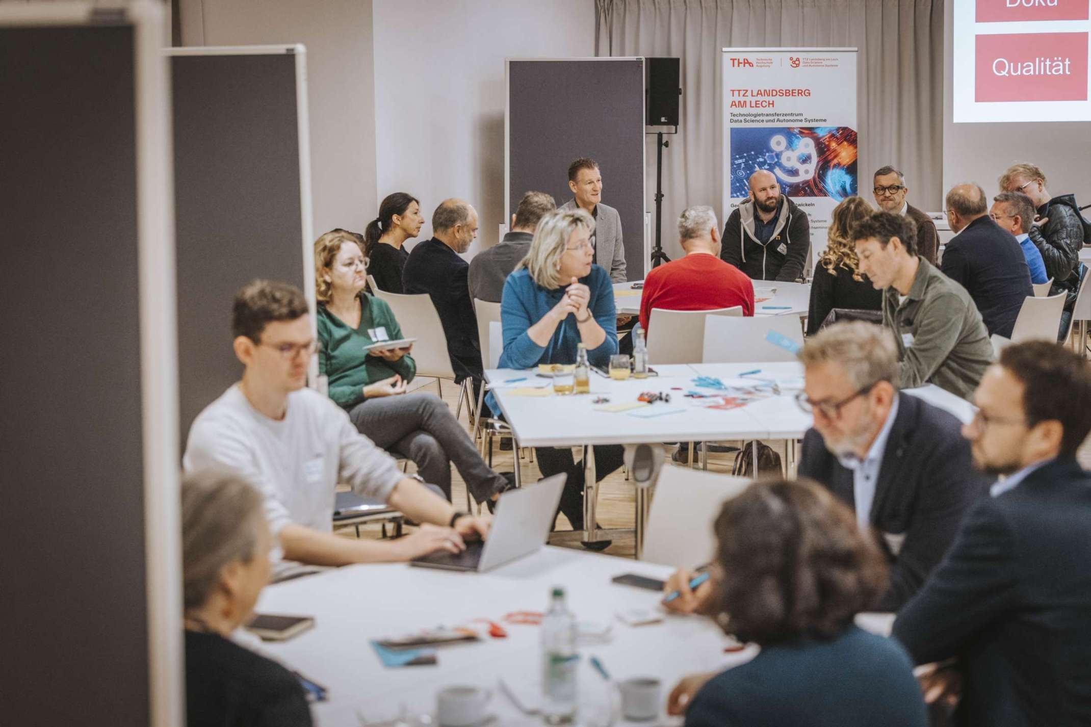 Unternehmensvertreter sammeln gemeinsame Herausforderungen und entwickeln Ideen für die Anwendung von Sprachmodellen (2) Unternehmensvertreter sammeln gemeinsame Herausforderungen und entwickeln Ideen für die Anwendung von Sprachmodellen (2)