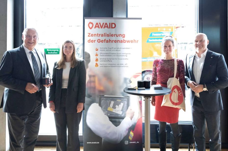 Staatsminister Herrmann informiert sich bei Alicia Jahn (2.v.l.) über die Gründungsidee AVAID - mit dabei: Laetitia Ory vom THA_funkenwerk und THA-Präsident Prof. Dr. Dr. h.c. Gordon Thomas Rohrmair.