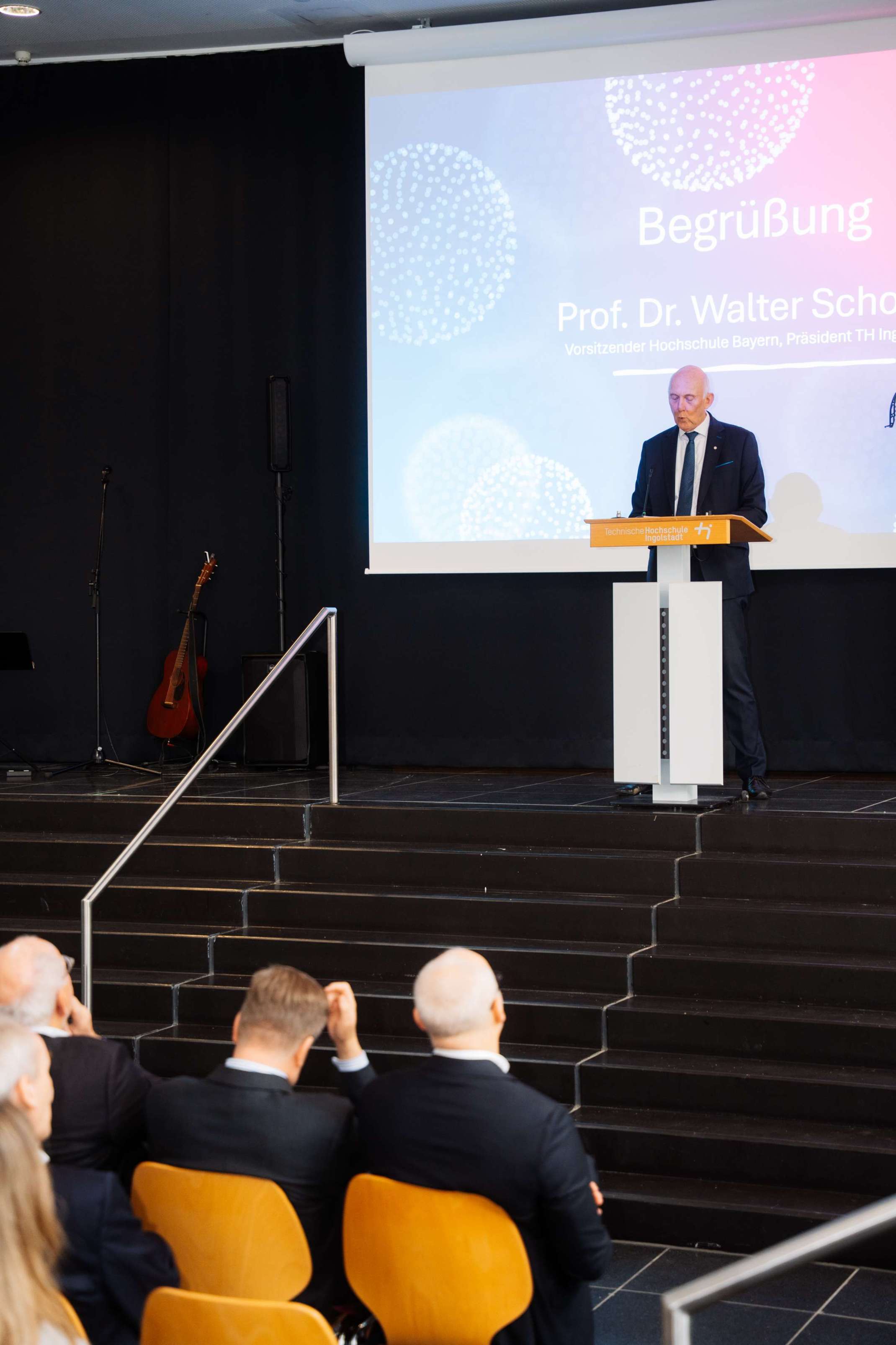 Begrüßung durch den THI-Präsident und Vorsitzender von Hochschule Bayern, Professor Walter Schober Begrüßung durch den THI-Präsident und Vorsitzender von Hochschule Bayern, Professor Walter Schober