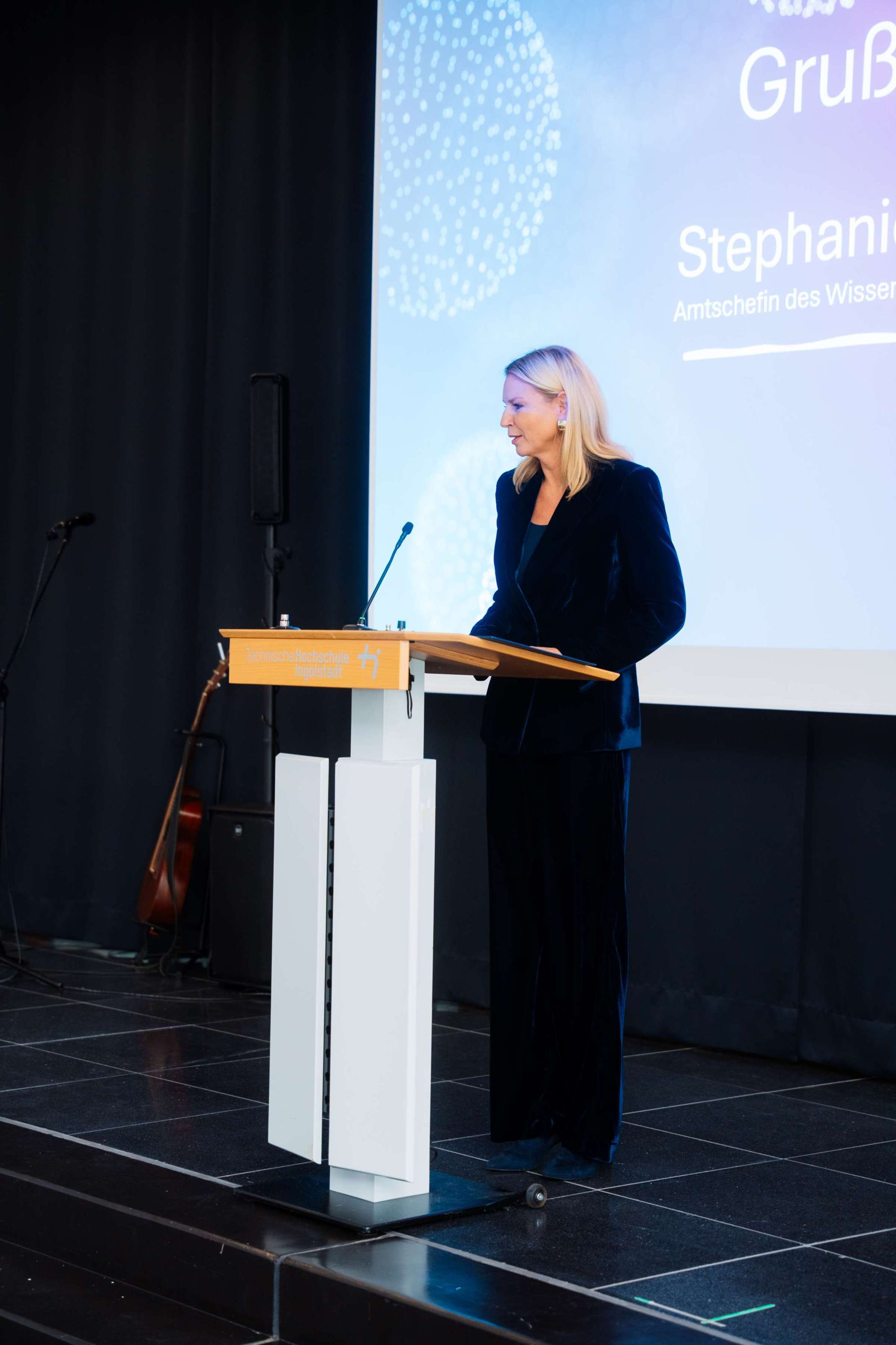 Grußwort von Stephanie Jacobs, Amtschefin im Bayerischen Staatsministerium für Wissenschaft und Kunst Grußwort von Stephanie Jacobs, Amtschefin im Bayerischen Staatsministerium für Wissenschaft und Kunst