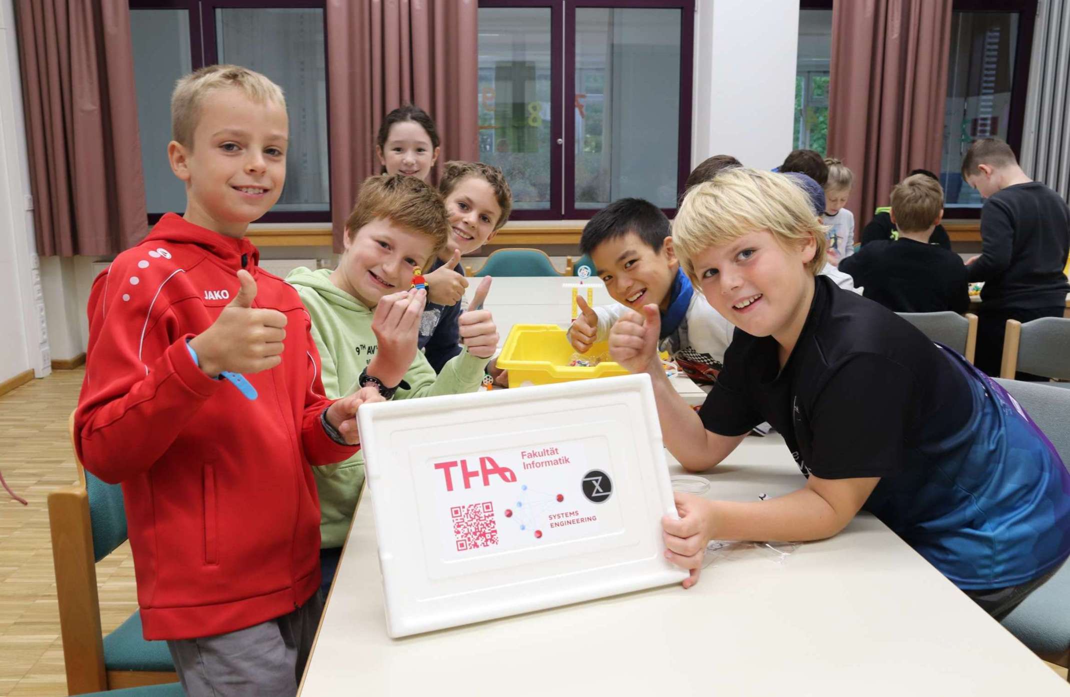 Die neue MINT-AG an der Augsburger Grundschule Hochzoll Süd freut sich über 12 LEGO® Education SPIKE™ Essential-Sets.