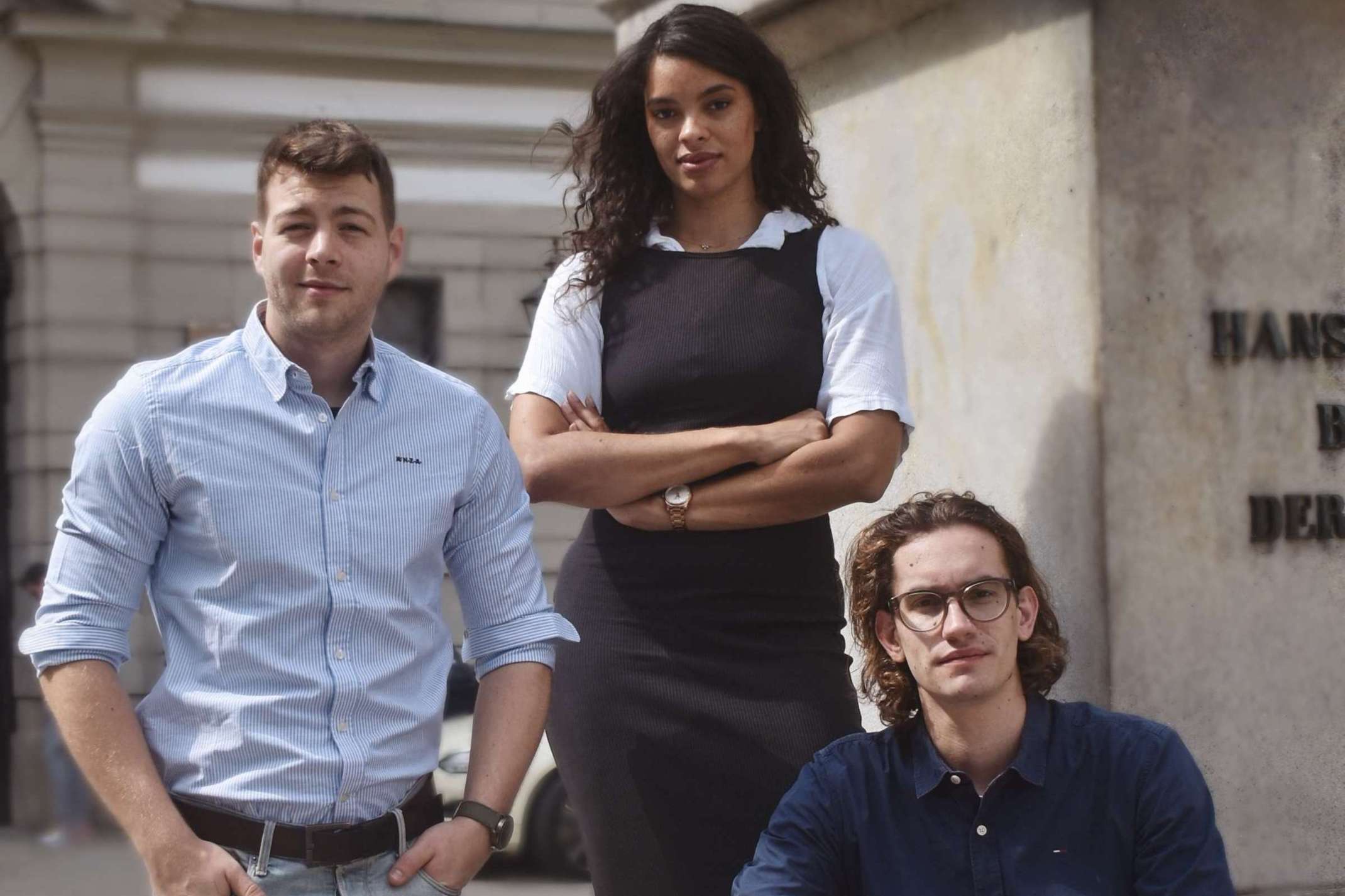 Mit aeduco wollen die Gründerin Naemi Niemann und Gründer Joel Armbruster (rechts) gemeinsam mit Leonard Nürnberg die digitale Transformation in der Wohnungswirtschaft aktiv gestalten. Bildnachweis: aeduco