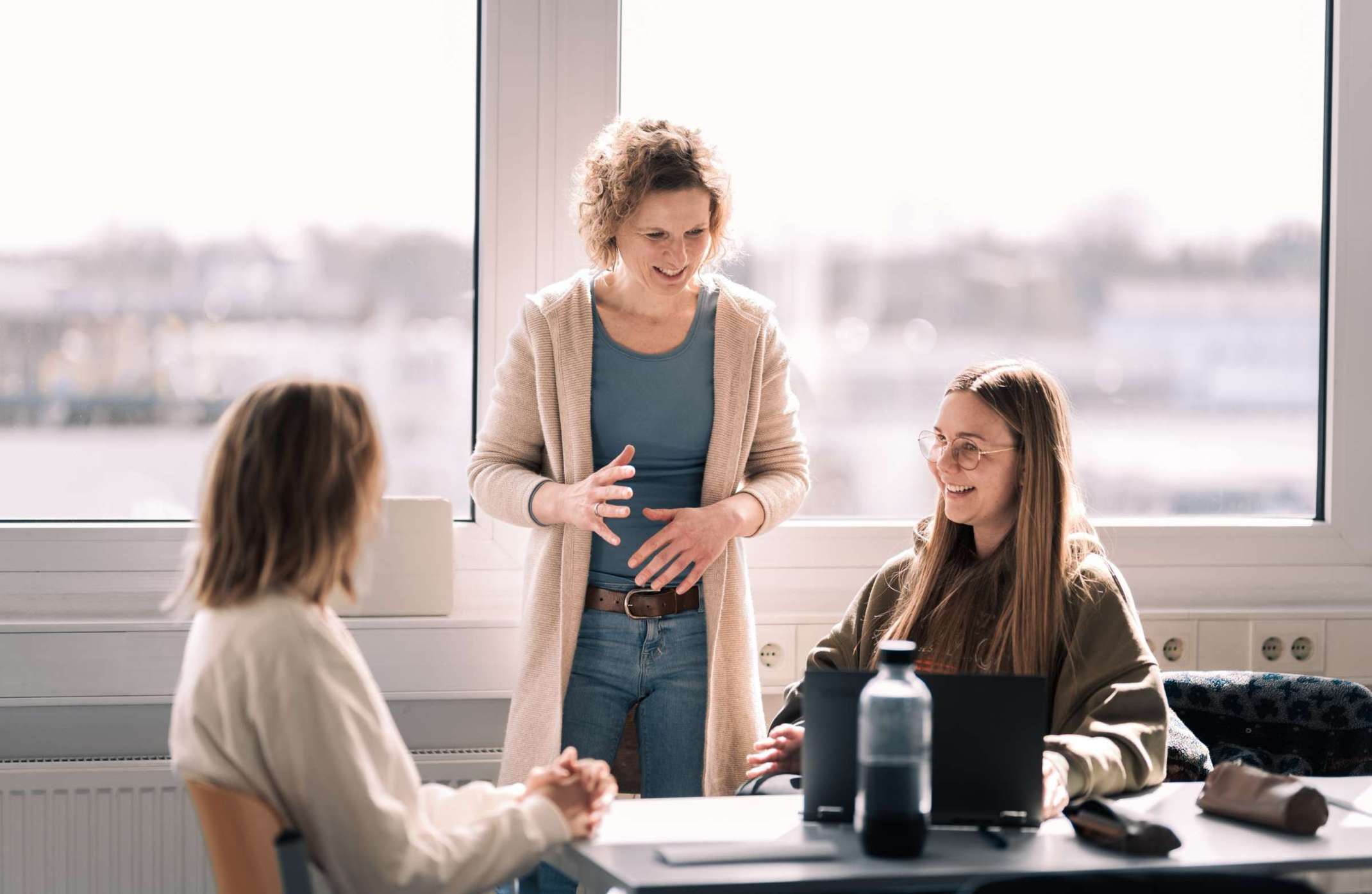 Studentinnen mit Prof. Nicole Klinkhammer