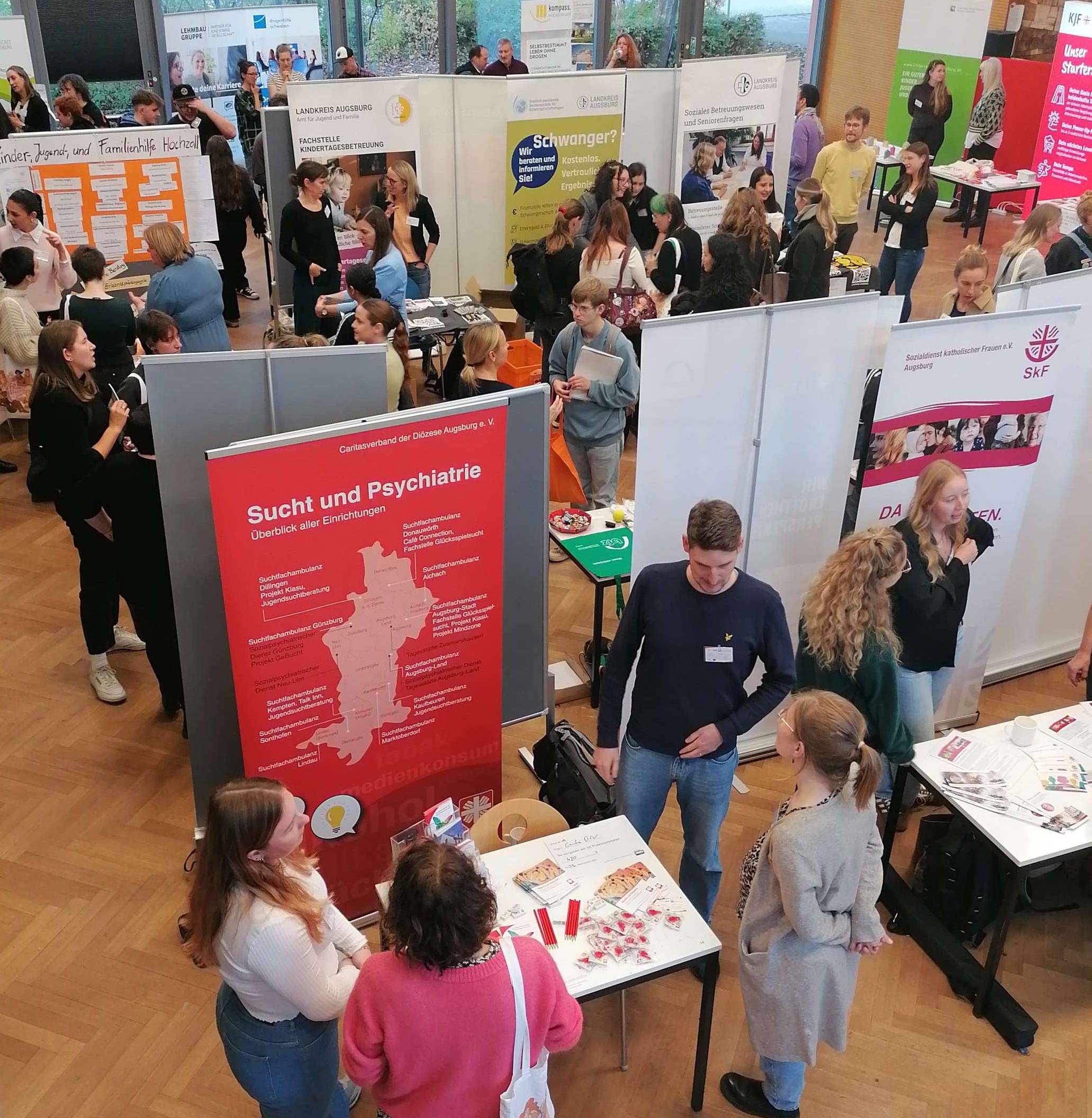Personen im Austausch an Ständen der Fachüraxis Personen im Austausch an Ständen der Fachüraxis