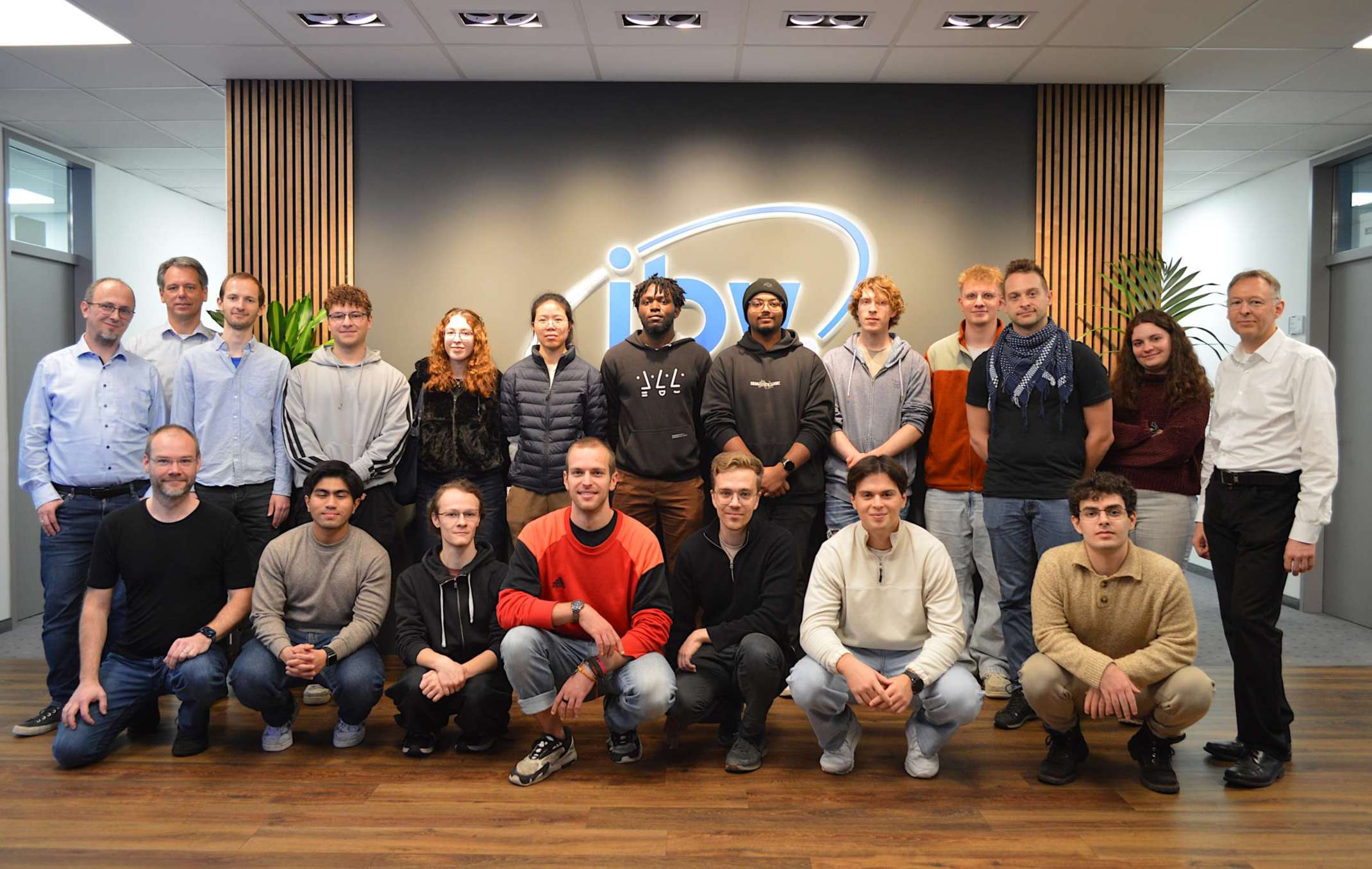 Prof. Dr. Kiefer, Mitarbeiter von IBV und Studierende der THA