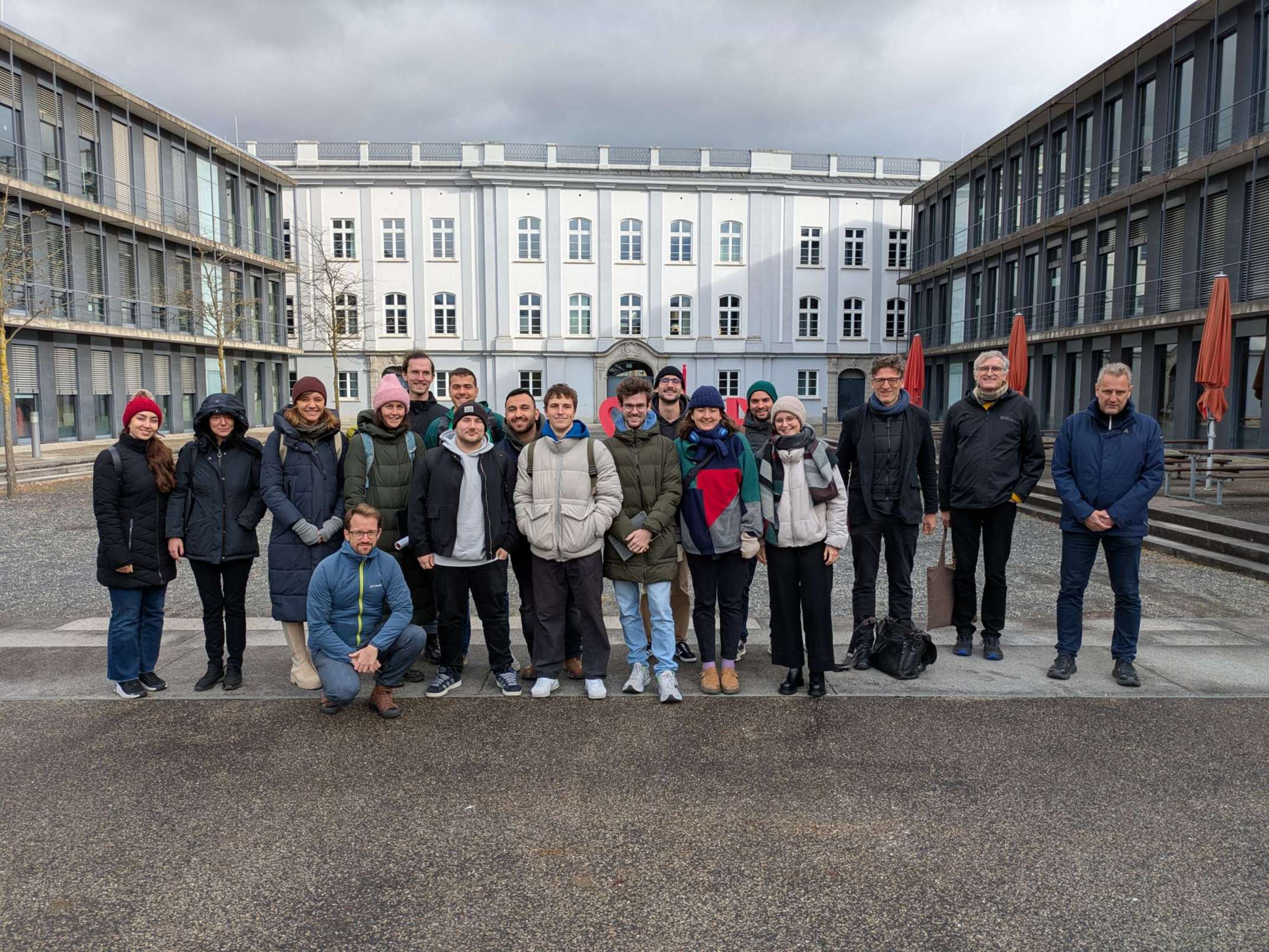 Abbildung 6: Studierende der Umfeldplanung und Modulleiter Prof. Stefan Fina (dritter von rechts) bei einer Ortsbesichtigung mit Matthias Köhn vom Staatlichen Bauamt (zweiter von rechts), Christian Peiker von der Abteilung Technik und Gebäude der Technischen Hochschule Augsburg (rechts), und Martin Roith, Klimaschutzmanager der THA (vorne kniend). Abbildung 6: Studierende der Umfeldplanung und Modulleiter Prof. Stefan Fina (dritter von rechts) bei einer Ortsbesichtigung mit Matthias Köhn vom Staatlichen Bauamt (zweiter von rechts), Christian Peiker von der Abteilung Technik und Gebäude der Technischen Hochschule Augsburg (rechts), und Martin Roith, Klimaschutzmanager der THA (vorne kniend).