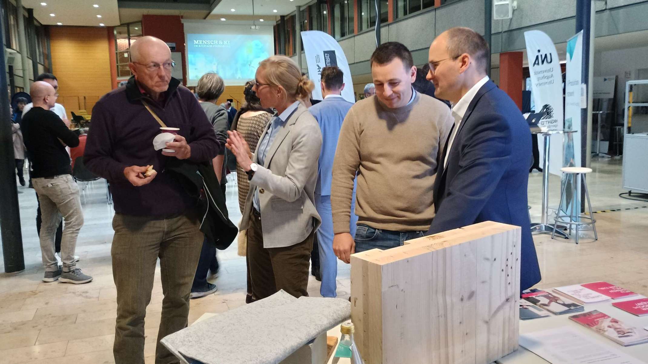 Im Gespräch: Das Team des TTZ Aichach mit interessierten Gästen. Bild: Benedikt Frommer Im Gespräch: Das Team des TTZ Aichach mit interessierten Gästen. Bild: Benedikt Frommer