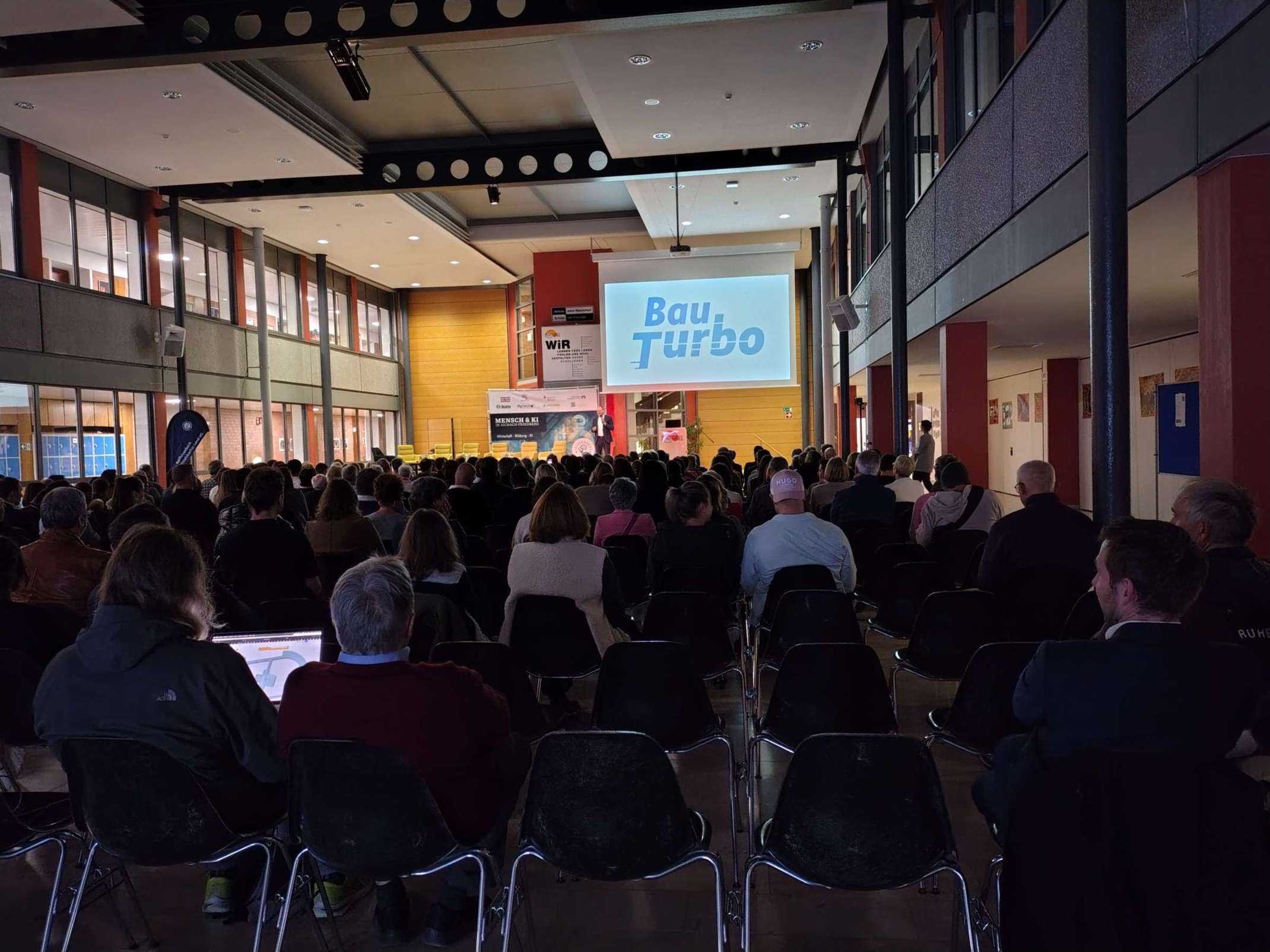 Prof. Dr.-Ing. Sergej Rempel referierte zum Thema „Bau-Turbo” Prof. Dr.-Ing. Sergej Rempel referierte zum Thema „Bau-Turbo”