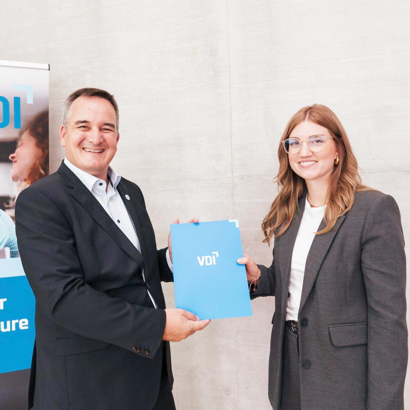 Christian Könitzer übergibt VDI-Auszeichnung an Alicia Maria Jahn