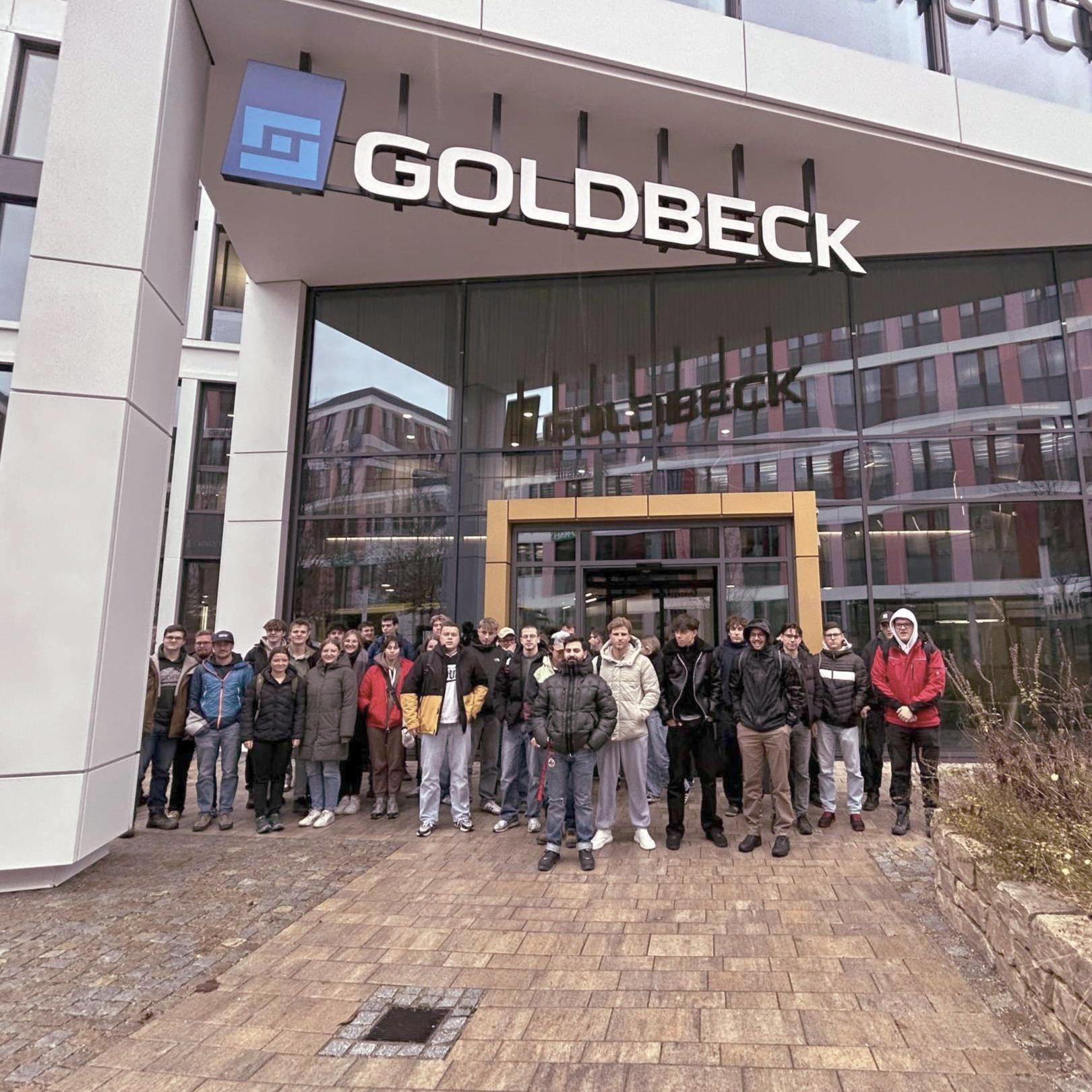 Die Studierenden vor dem Gebäude von Goldbeck