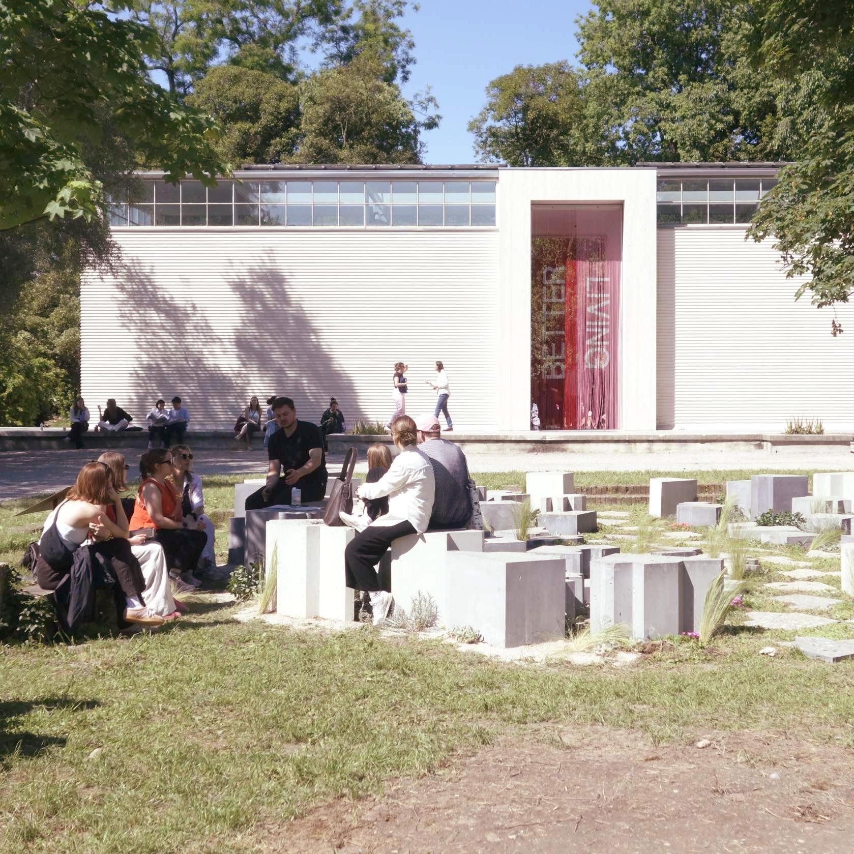 Studierende auf Biennale