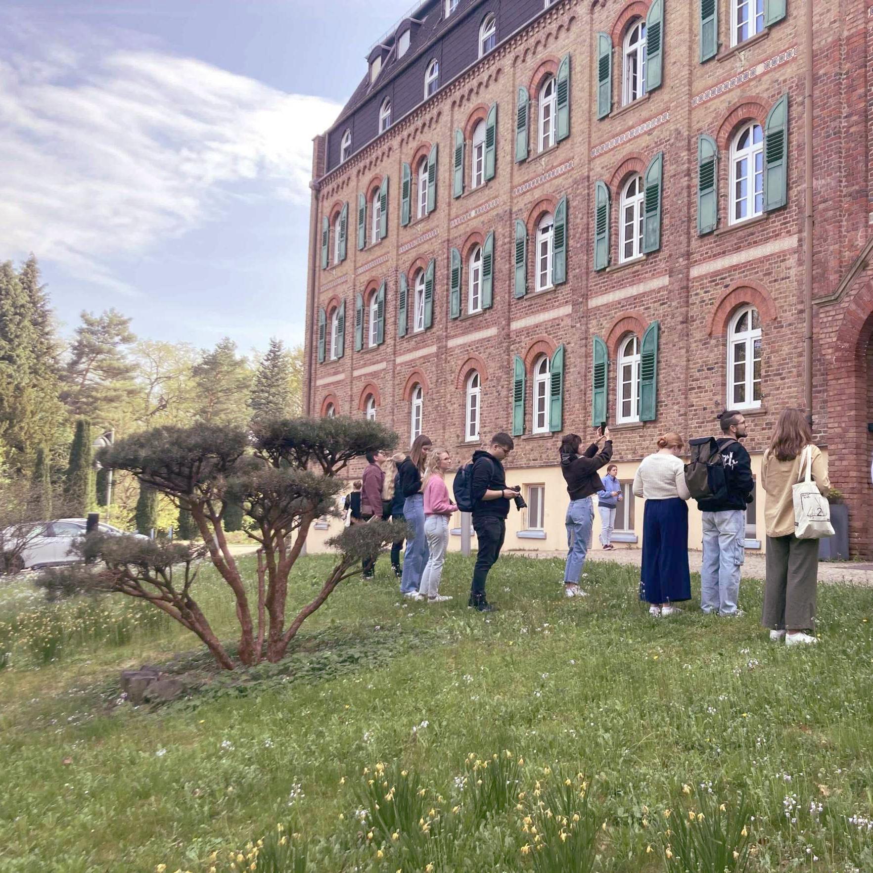 Die Studierenden sehen sich das Kloster von außen an