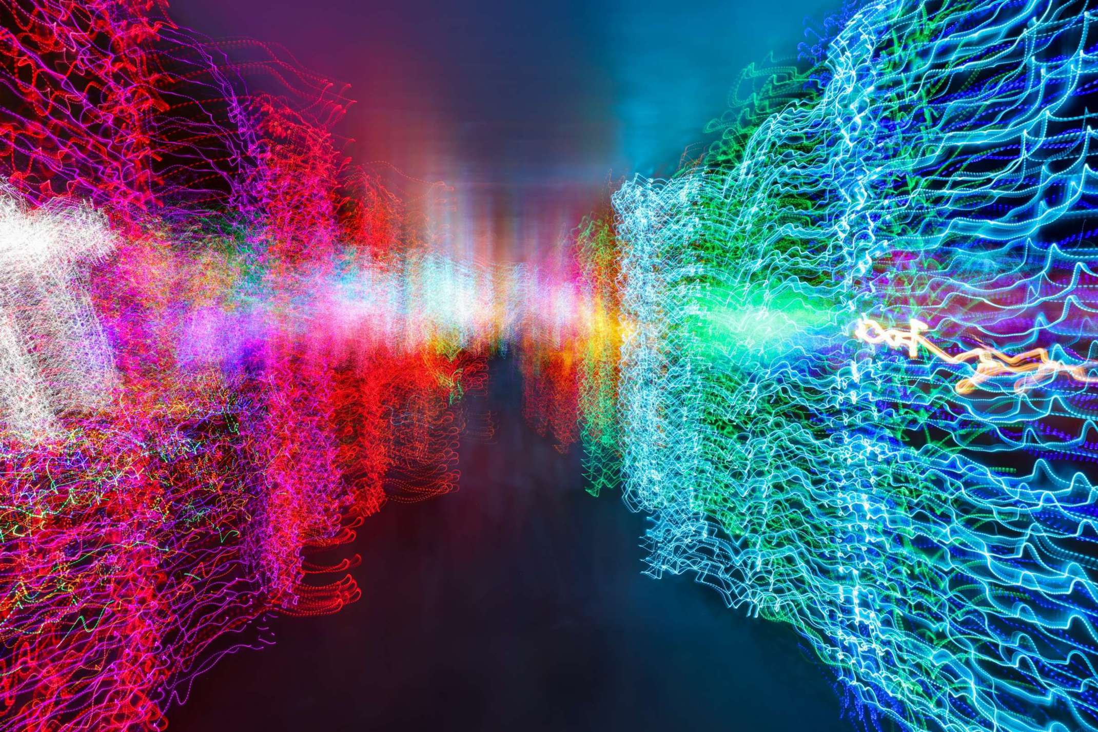 Ein abstraktes Bild von bunten Lichtern in einem dunklen Raum