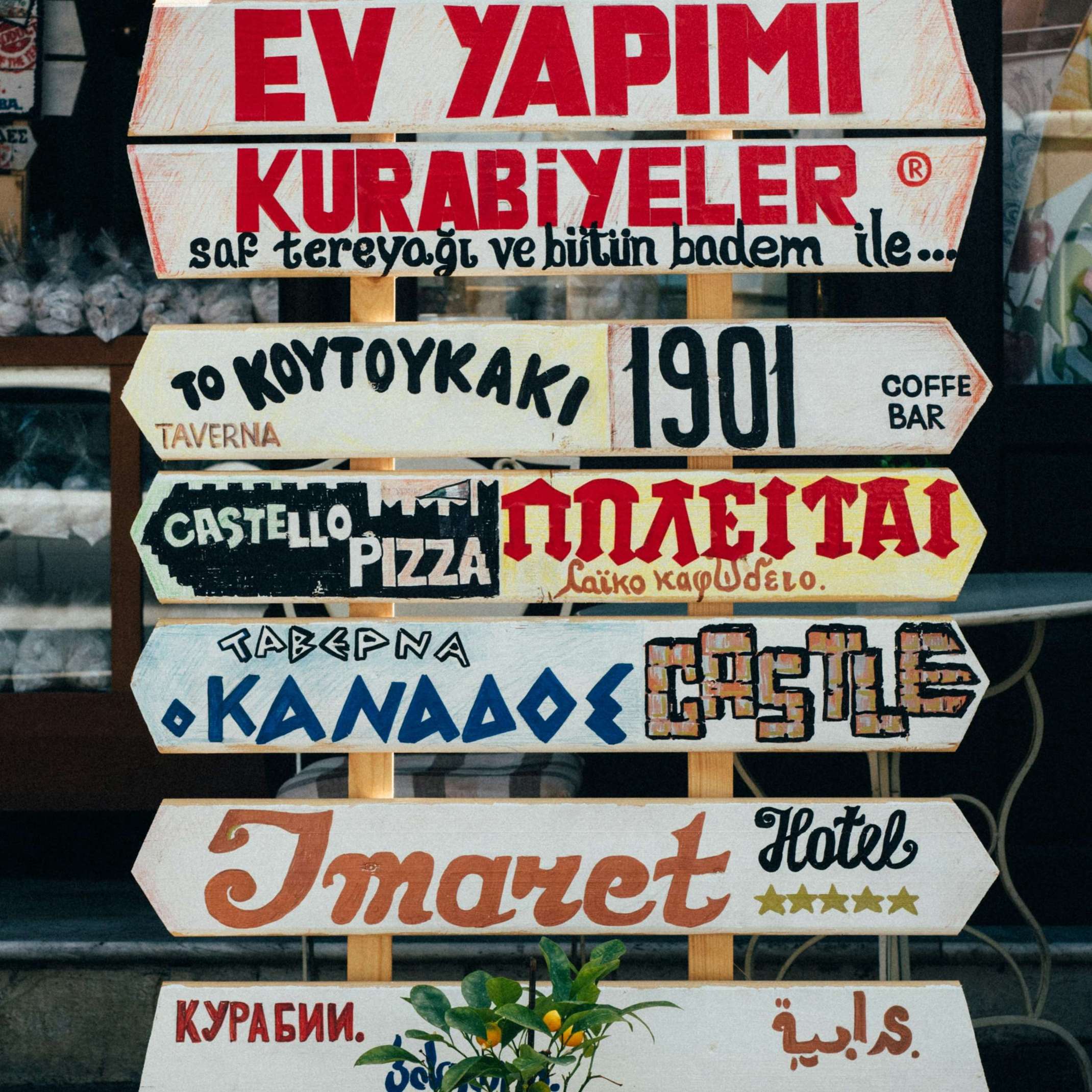 Wegweiser in verschiedenen Sprachen