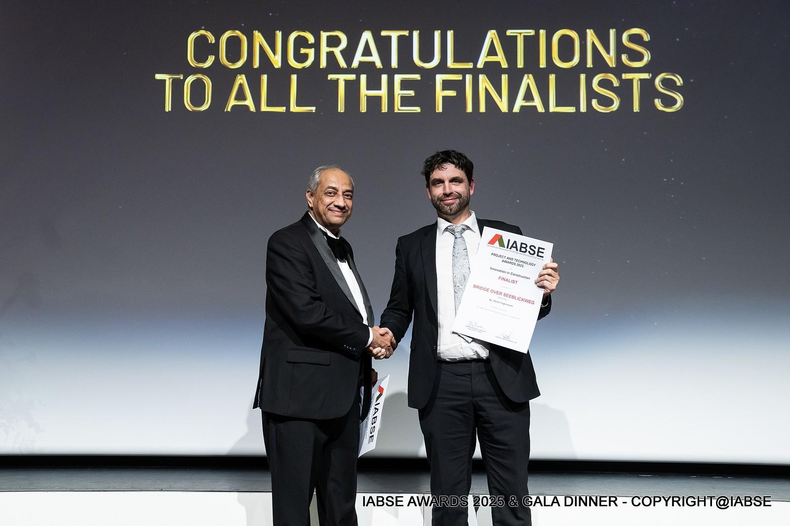 IABSE Awards 2025: Dr. Harshavardhan Subbarao (links) gratuliert Timo Krämer IABSE Awards 2025: Dr. Harshavardhan Subbarao (links) gratuliert Timo Krämer