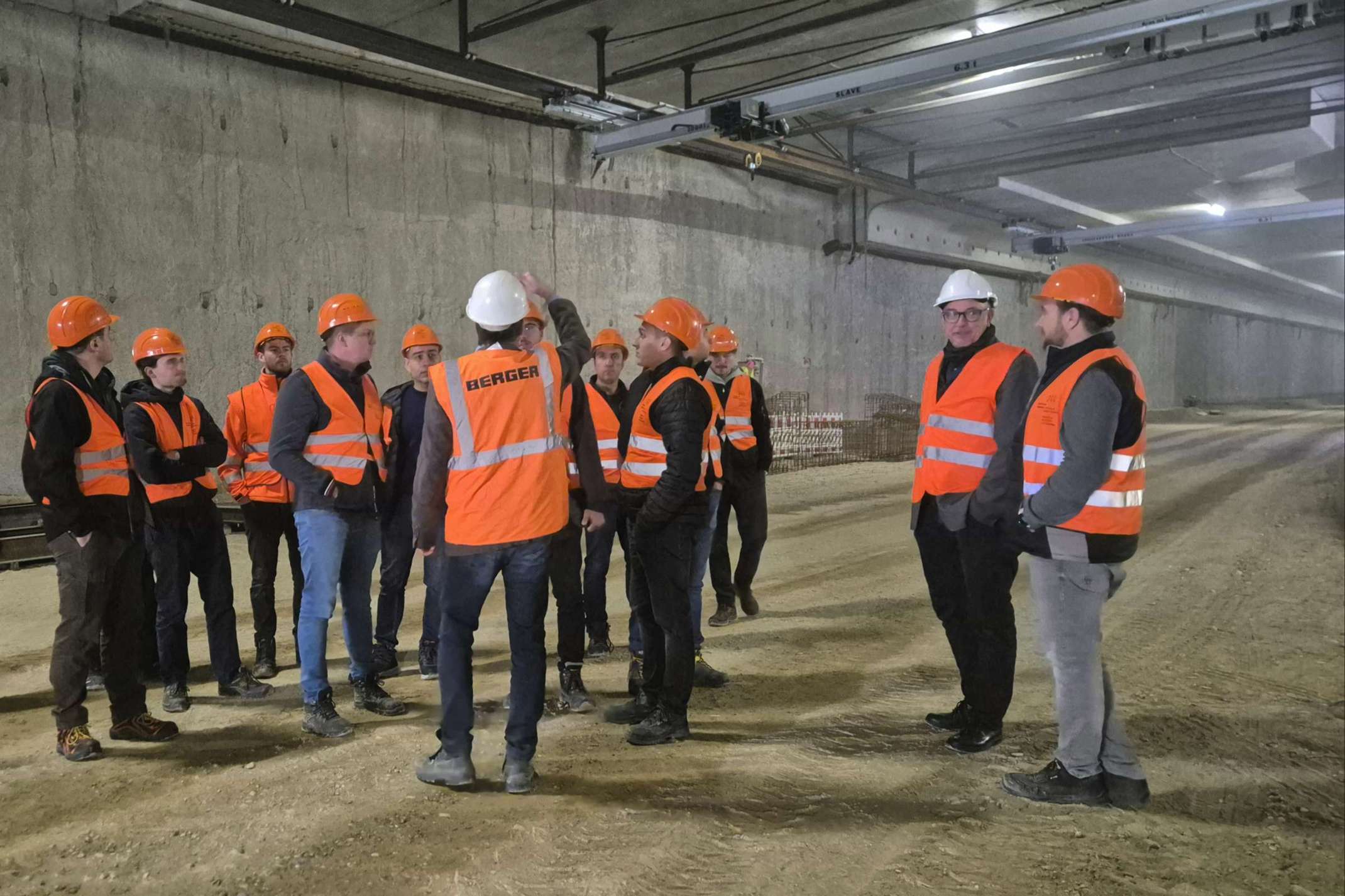 Studierender in Tunnelbaustelle Studierender in Tunnelbaustelle