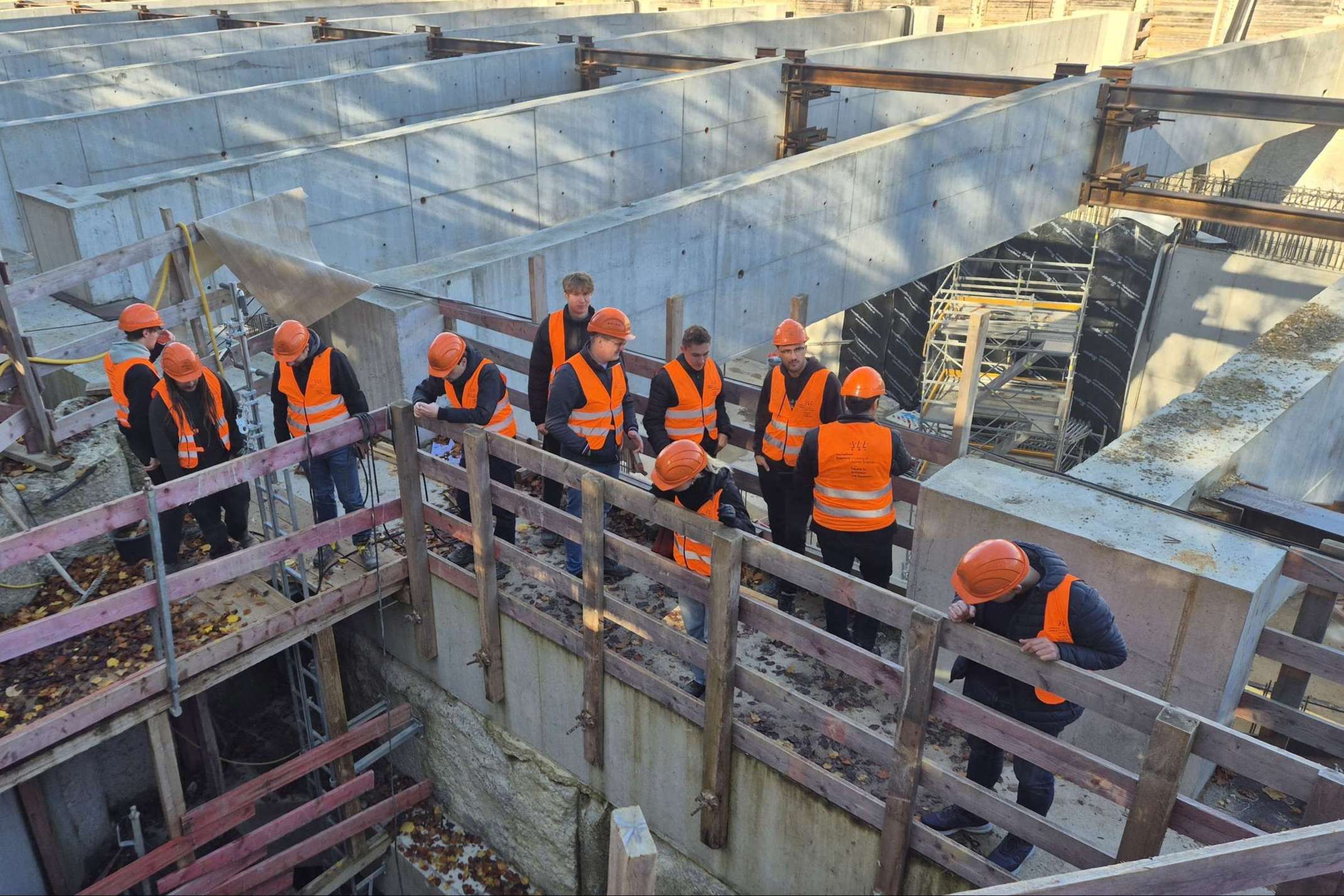 Studierende auf Baustelle